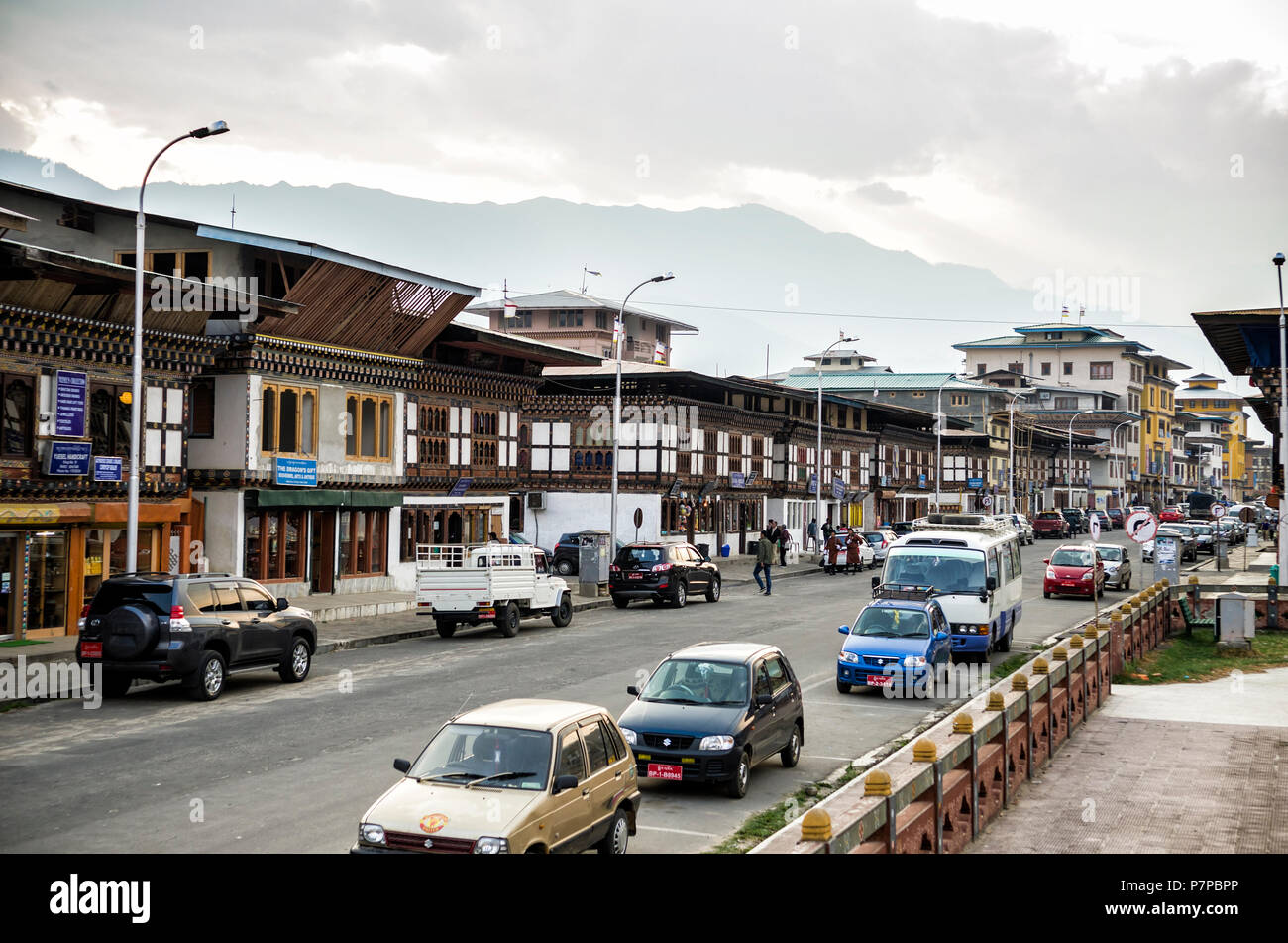 Paro, Bhutan - 11 Aprile 2016: La città di Paro in Bhutan è un complesso di archictecture tradizionali riccamente decorate degli edifici che ospitano i piccolo negozio Foto Stock