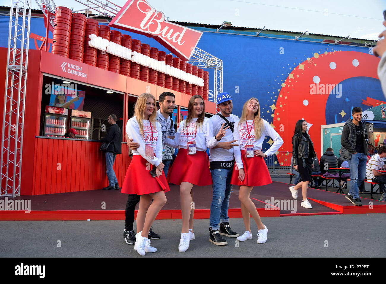 ST.PETERSBURG, Russia - Luglio 03, 2018 Fan scattare foto con le ragazze della società di pubblicità birra Bud nella zona della ventola sul maneggio square a t Foto Stock