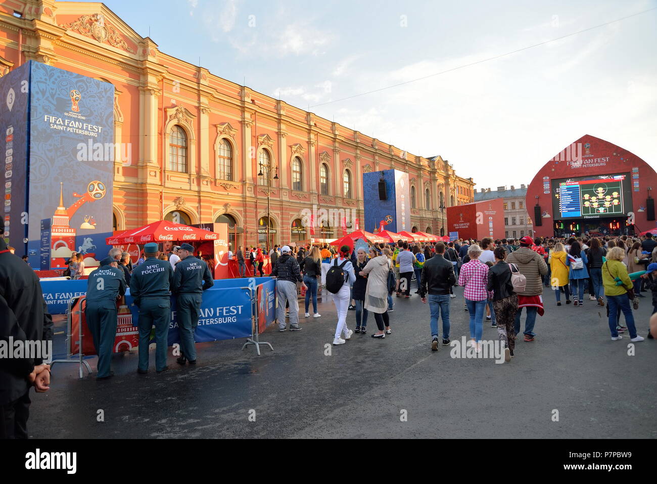 ST.PETERSBURG, Russia - Luglio 06, 2018 Ventole e caffetteria estiva nella zona della ventola al maneggio square a coppa del mondo Foto Stock