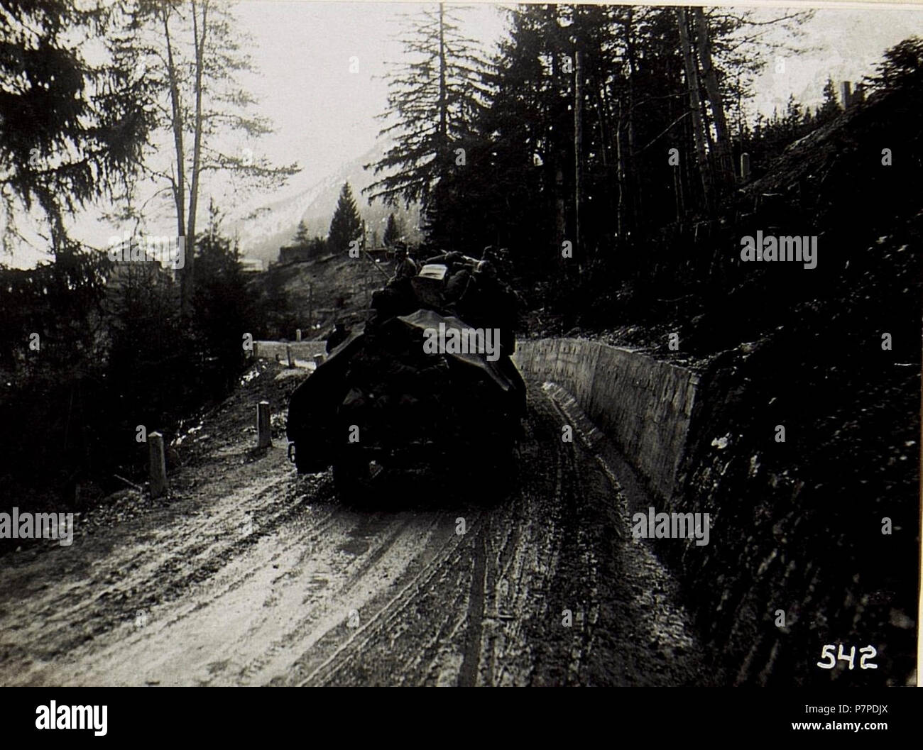 30.5cm mortaio passa serpentina in Val Badia, 21.6.1916. 30,5 cm Mörser serpentina passiert im Gadertal, 21.6.1916. Foto Stock