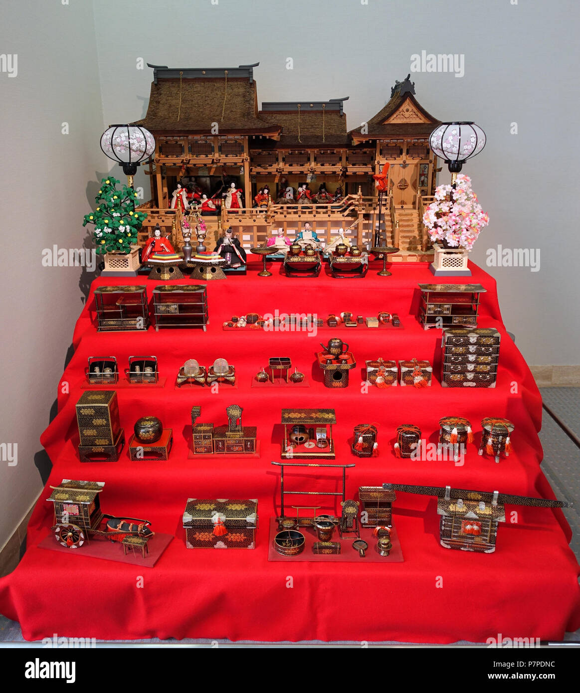 Inglese: presentano nell'Matsuoka Museum of Art - 5 Chome-12-6 Shirokanedai, Minato, Tokyo 108-0071, Giappone. Il 20 febbraio 2015, 00:40:45 194 Hina dolls palace, Giappone, Kyoto, Taisho periodo - Matsuoka Museum of Art - Tokyo, Giappone - DSC07386 Foto Stock