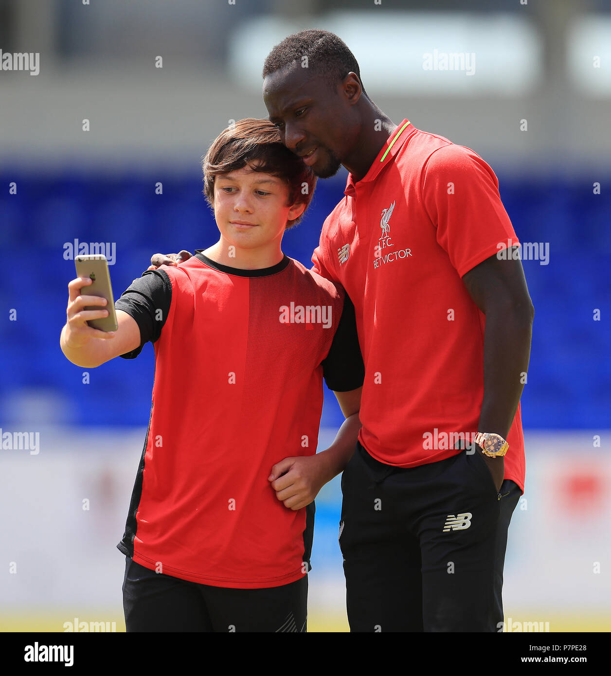 Liverpool è di nuovo la firma Naby Keita pone per un selfie durante la pre-stagione amichevole a Deva Stadium, Chester. Foto Stock