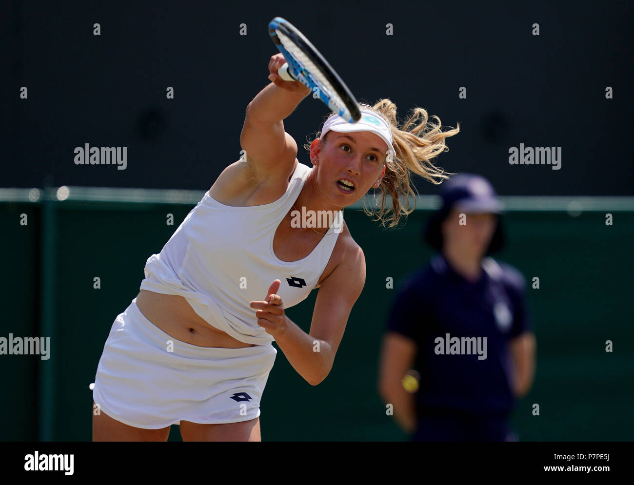 Elise Mertens in azione il sesto giorno dei campionati di Wimbledon all'All England Lawn Tennis and Croquet Club, Wimbledon. PREMERE ASSOCIAZIONE foto. Data foto: Sabato 7 luglio 2018. Vedi la storia della Pennsylvania tennis Wimbledon. Il credito fotografico deve essere: John Walton/PA Wire. RESTRIZIONI: Solo per uso editoriale. Nessun uso commerciale senza previo consenso scritto dell'AELTC. Solo immagini fisse: Nessuna immagine in movimento per emulare la trasmissione. Nessuna sovrapposizione o rimozione di logo sponsor/annunci. Chiamare il numero +44 (0)1158 447447 per ulteriori informazioni. Foto Stock