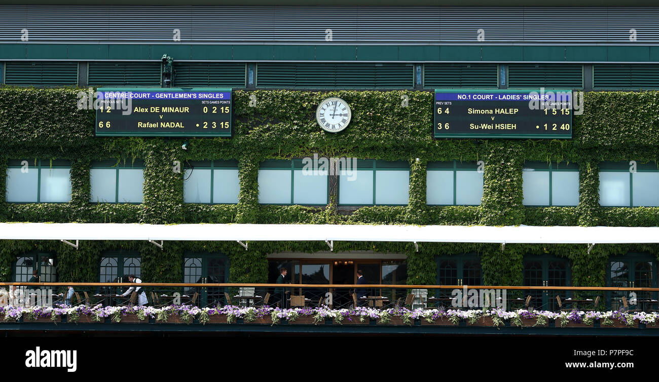 Un balcone sul campo centrale mentre il tempo passa tre ore come l'Inghilterra dà il via alla loro partita di calcio di Coppa del mondo il giorno sei del Wimbledon Championships all'All England Lawn tennis and Croquet Club, Wimbledon. Foto Stock