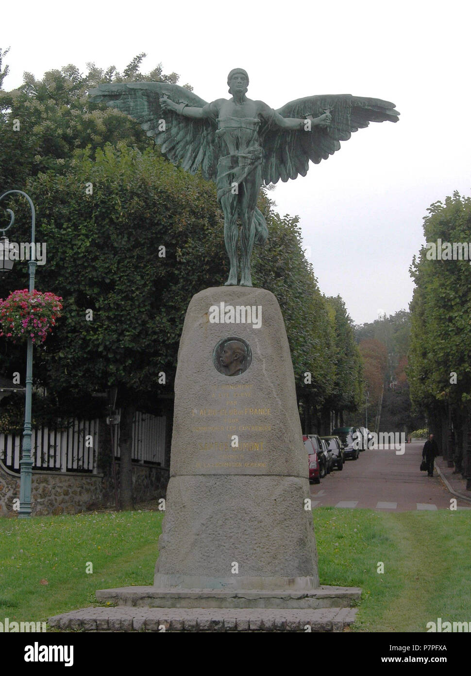 Français : Georges Colin: Monument à Albert Santos Dumont (ICARE), statua en pied (plâtre de 1913/14, bronzo inauguré 1932), bronzo, à Saint-Cloud, commémorant les expériences de Santos Dumont. Iscrizione sur le zoccolo de la statua : "Ce Monument à été élevé par l'aéro-club de France pour commémorer les expériences de Santos Dumont pionnier de la Locomotion Aérienne". Statua: eretta nel 1932.[1] modello in gesso da 1913/1914[2] Foto: Septembre 2006 (17 settembre 2006 (secondo i dati EXIF)) 94 statua Santos Dumont Saint-Cloud Foto Stock