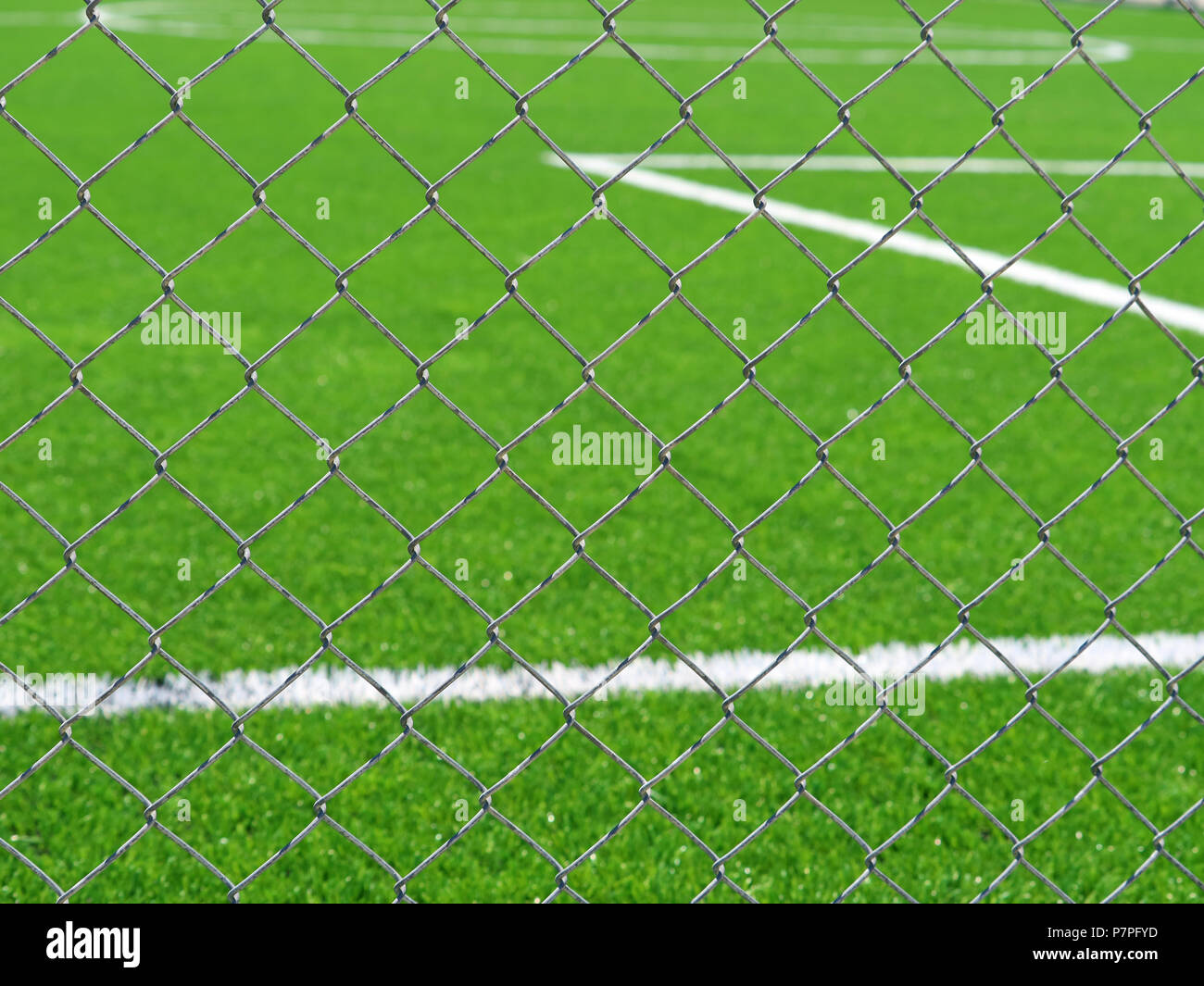 Chiusura del campo di calcio dietro la catena collegamento recinto Foto Stock