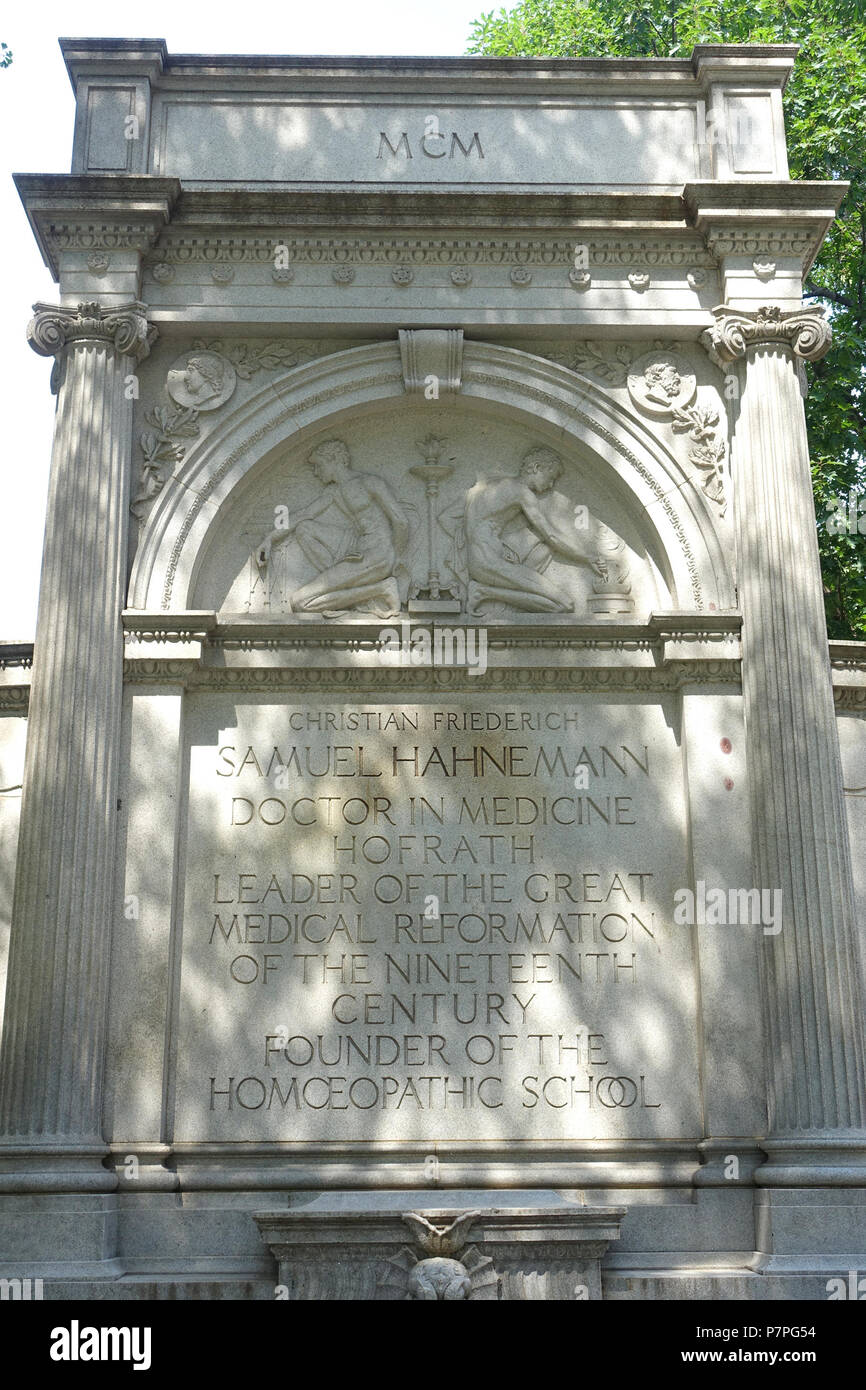Inglese: Samuel Hahnemann Memorial - Scott Circle, Washington, DC, Stati Uniti d'America. Scultore: Charles Henry Niehaus (1855-1935). Questa illustrazione è in quanto l'artista morì più di 70 anni fa. 11 giugno 2015, 10:44:52 340 Samuel Hahnemann Memorial - Washington, DC - DSC05619 Foto Stock Inglese: Samuel Hahnemann Memorial - Scott Circle, Washington, DC, Stati Uniti d'America. Scultore: Charles Henry Niehaus (1855-1935). Questa illustrazione è in quanto l'artista morì più di 70 anni fa. 11 giugno 2015, 10:44:52 340 Samuel Hahnemann Memorial - Washington, DC - DSC05619 Foto Stock