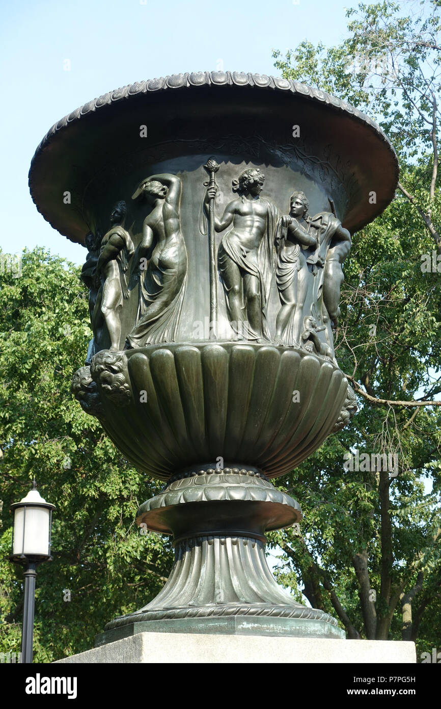 Inglese: Navy Yard Urn (Lafayette Square) - Washington, DC. Questa illustrazione è in quanto l'artista morì più di 70 anni fa. 11 giugno 2015, 17:24:01 284 Navy Yard Urn (Lafayette Square) - Washington, DC - DSC05644 Foto Stock