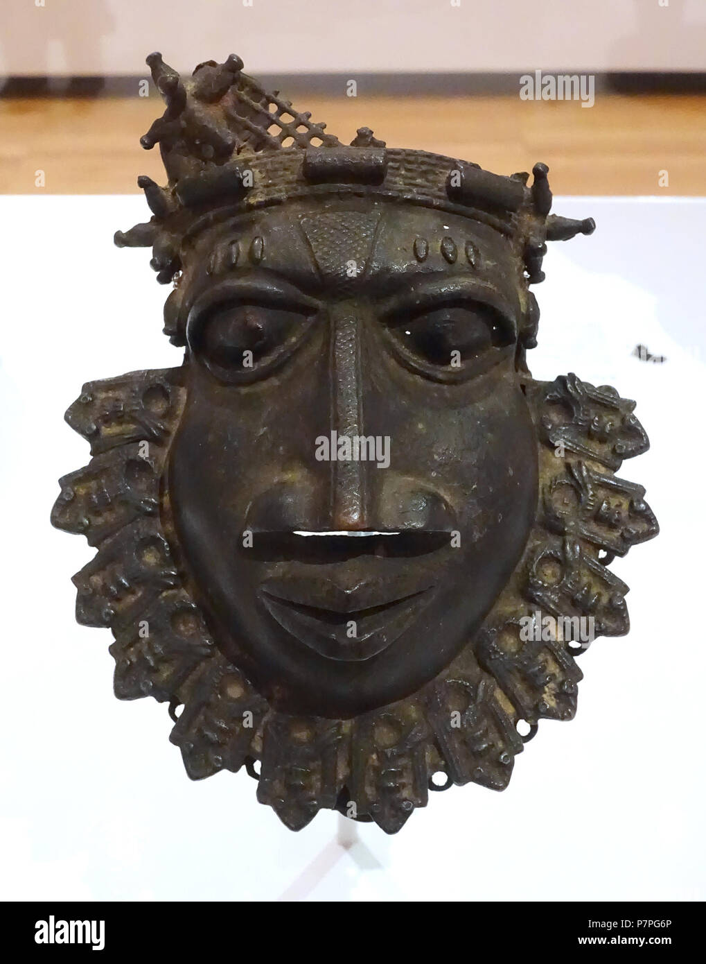 Inglese: presentano nell'Krannert Art Museum, Università dell'Illinois a Urbana-Champaign - Urbana-Champaign, Illinois, Stati Uniti d'America. Questo lavoro è abbastanza vecchio in modo che sia in . 15 giugno 2015, 11:55:17 337 Royal hip maschera, Regno del Benin, Nigeria, c. tardo XVII e il XVIII secolo d.c. bronzo - Krannert Art Museum, UIUC - DSC06155 Foto Stock