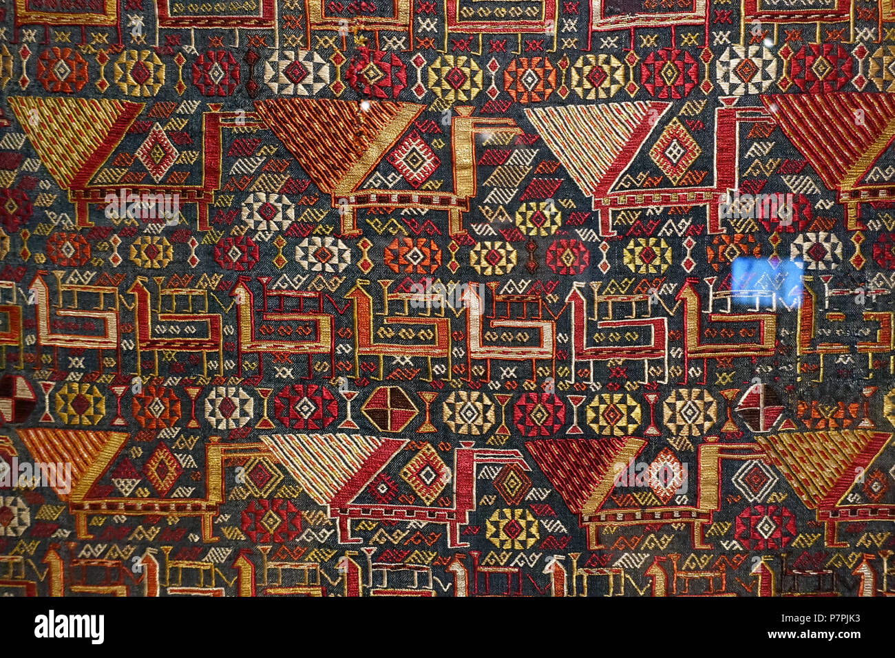 Inglese: presentano nel Museo del Tessuto, la George Washington University di Washington, DC, Stati Uniti d'America. La fotografia è stata ammessa nel museo senza restrizione. Questo lavoro è abbastanza vecchio in modo che sia in . 26 marzo 2015, 16:11:09 199 cavallo coperchio, Shahsevan persone, northwestern Iran o Caucaso, 1850-1900 annuncio, seta, metallo-avvolto di seta, vista 2 - museo tessile, George Washington University - DSC09943 Foto Stock