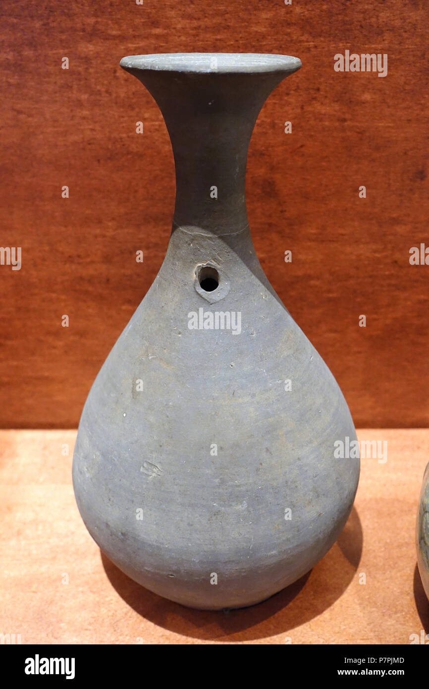 Inglese: presentano nel Museo Nazionale di Storia Naturale, Washington, DC, Stati Uniti d'America. Questa illustrazione è in quanto l'artista morì più di 70 anni fa. La fotografia è stata ammessa nel museo senza restrizione. 27 marzo 2015, 12:51:32 53 bottiglia, Corea, Goryeo, XI - XIII secolo, gres - Museo Nazionale di Storia Naturale, Stati Uniti - DSC00514 Foto Stock