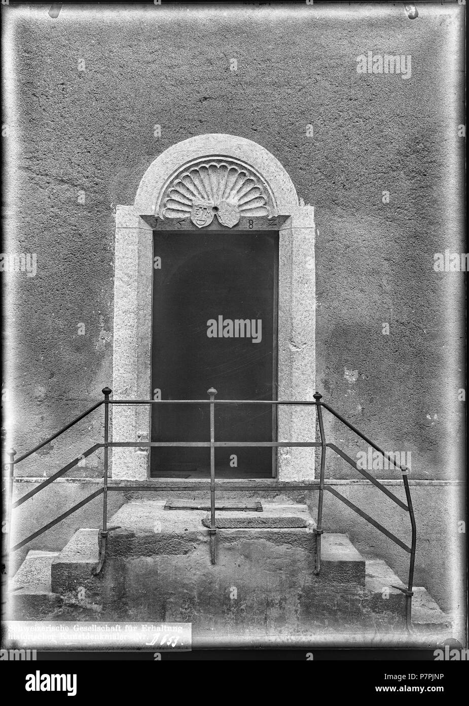 69 CH-NB - Chardonne, Portail d'une maison, vue d'ensemble - Collezione Max van Berchem - EAD-7240 Foto Stock