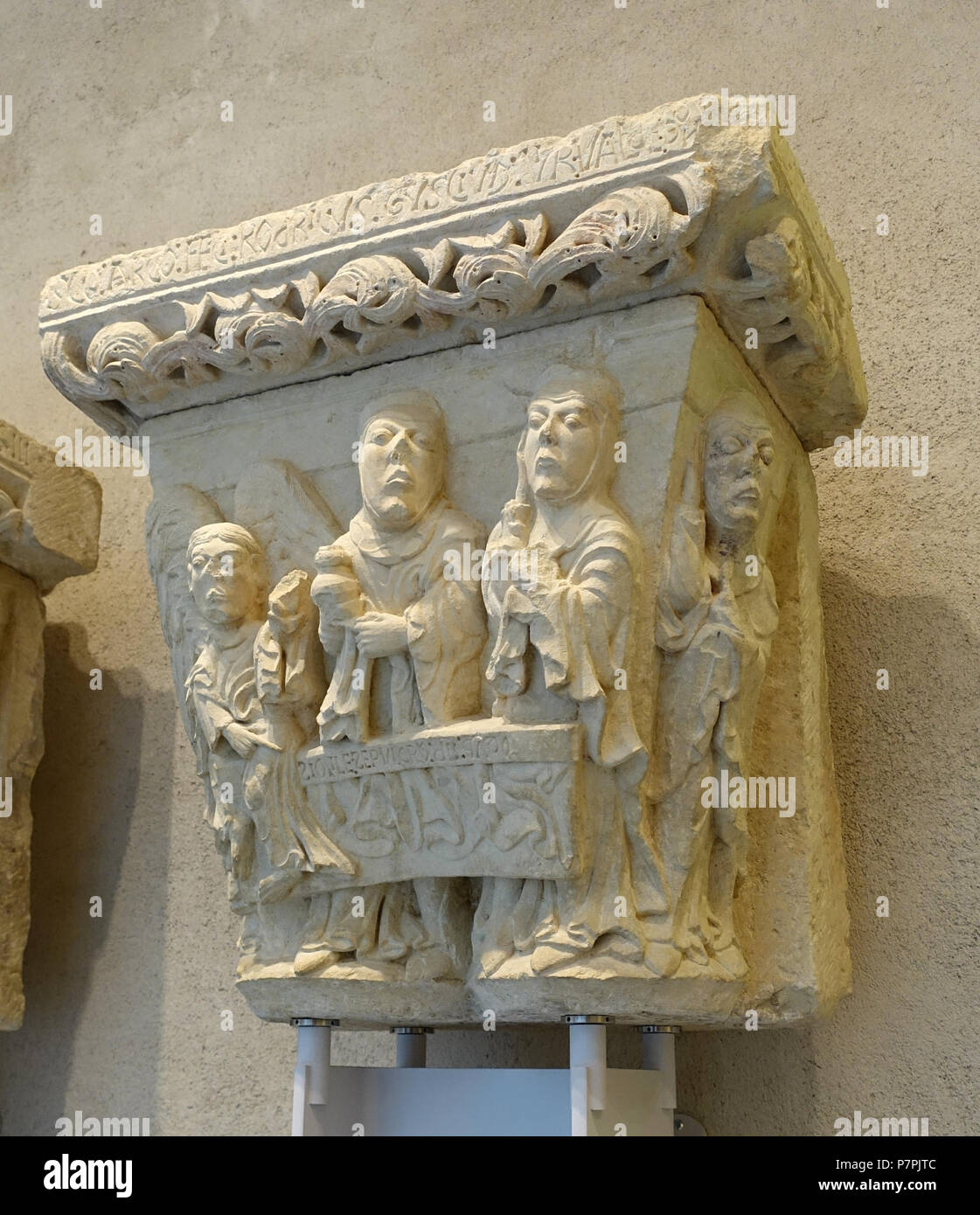 Inglese: presentano nel Fogg Art Museum, la Harvard University di Cambridge, Massachusetts, USA. Questa illustrazione è in quanto l'artista morì più di 70 anni fa. 11 aprile 2015, 10:19:54 60 Capitale, Abbazia di Santa Maria de Labanza, Palencia, Spagna, due donne sante e Angelo presso la tomba, c. Annuncio 1185-1190, calcare - Fogg Art Museum, Harvard University - DSC00662 Foto Stock