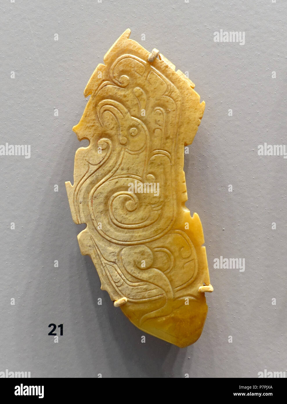 Inglese: presentano in Arthur M. Sackler Museum presso la Harvard University di Cambridge, Massachusetts, USA. Questa illustrazione è in quanto l'artista morì più di 70 anni fa. 11 aprile 2015, 10:45:13 289 tavola intagliata con un uccello INCISO FIGURA, Cina occidentale periodo Zhou, 10th del IX secolo A.C. nephrite - Arthur M. Sackler Museum, Harvard University - DSC00769 Foto Stock