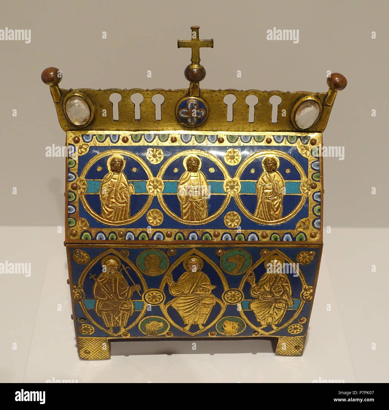 Inglese: presentano nel Fogg Art Museum, la Harvard University di Cambridge, Massachusetts, USA. Questa illustrazione è in quanto l'artista morì più di 70 anni fa. 11 aprile 2015, 11:18:13 330 reliquiario, artista sconosciuto, Francia, del XIII secolo, smalto champleve - Fogg Art Museum, Harvard University - DSC00981 Foto Stock