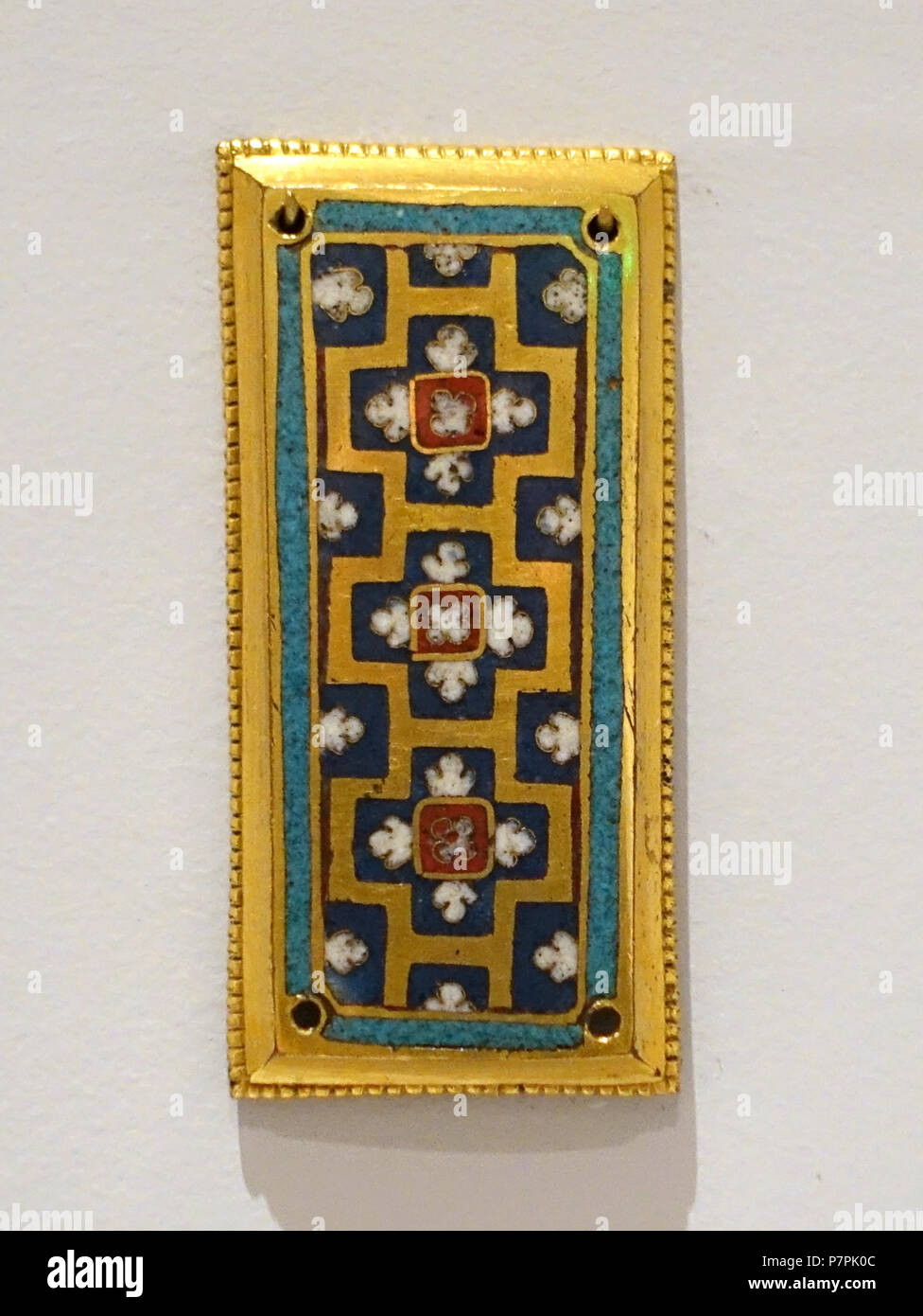 Inglese: presentano nel Museo Busch-Reisinger presso la Harvard University di Cambridge, Massachusetts, USA. Questa illustrazione è in quanto l'artista morì più di 70 anni fa. 11 aprile 2015, 11:18:51 295 placca ornamentali, artista sconosciuto, Germania, inizi del secolo XIII, champleve e smalto cloisonne - Museo Busch-Reisinger, Harvard University - DSC00988 Foto Stock