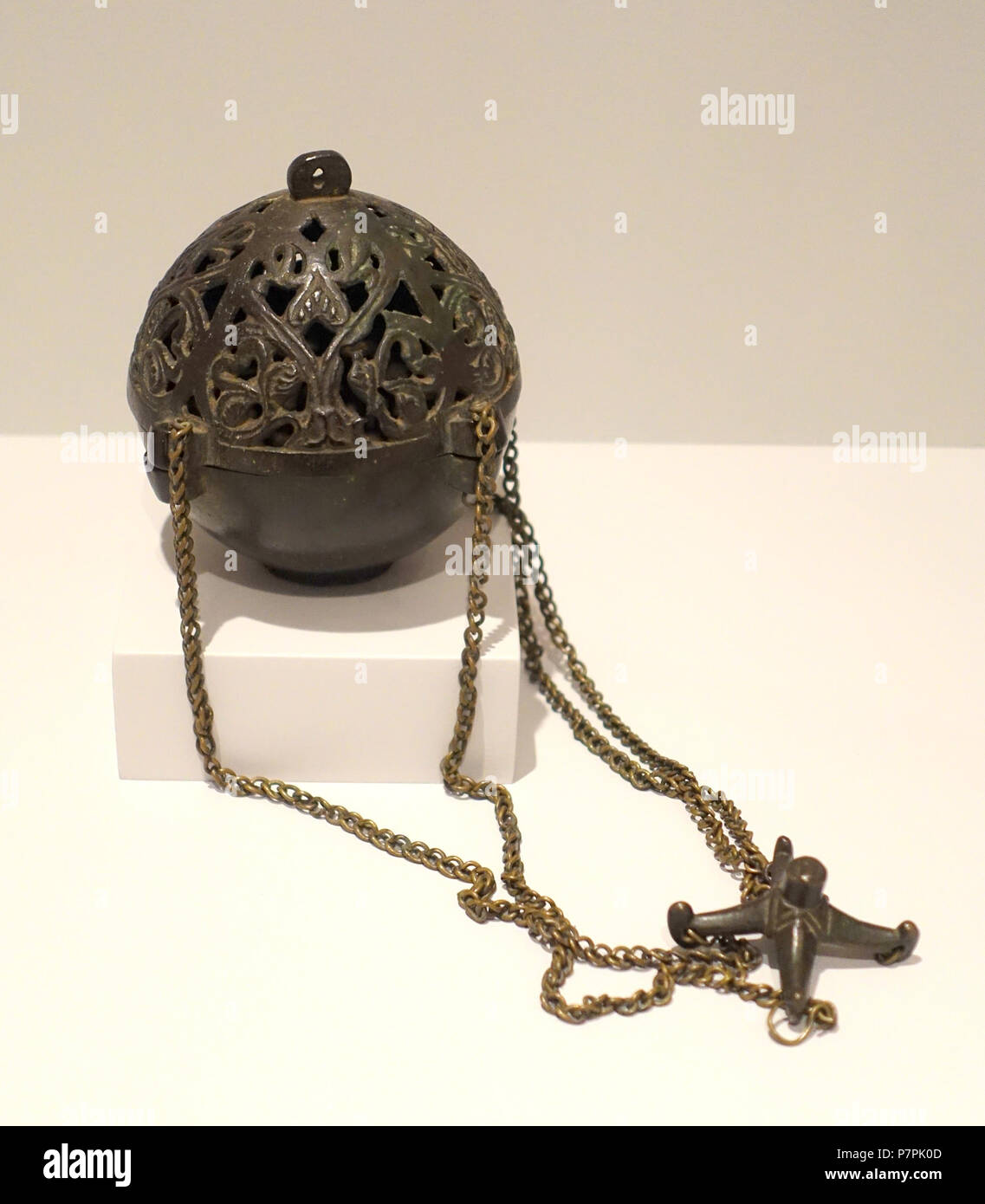 Inglese: presentano nel Museo Busch-Reisinger presso la Harvard University di Cambridge, Massachusetts, USA. Questa illustrazione è in quanto l'artista morì più di 70 anni fa. 11 aprile 2015, 11:19:16 63 turibolo, artista sconosciuto, Germania, del XIII secolo, bronzo - Museo Busch-Reisinger, Harvard University - DSC00991 Foto Stock