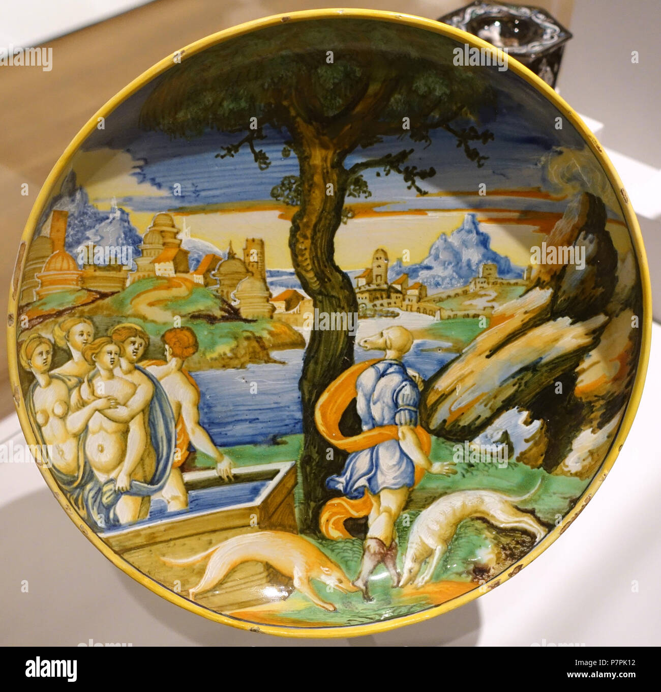 Inglese: presentano nel Fogg Art Museum, la Harvard University di Cambridge, Massachusetts, USA. Questa illustrazione è in quanto l'artista morì più di 70 anni fa. 11 aprile 2015, 11:26:26 250 Low-footed piatto con scena di Diana e Atteone, artista sconosciuto, Italia, c. 1540-1545, stagno-terracotta invetriata - Fogg Art Museum, Harvard University - DSC01031 Foto Stock