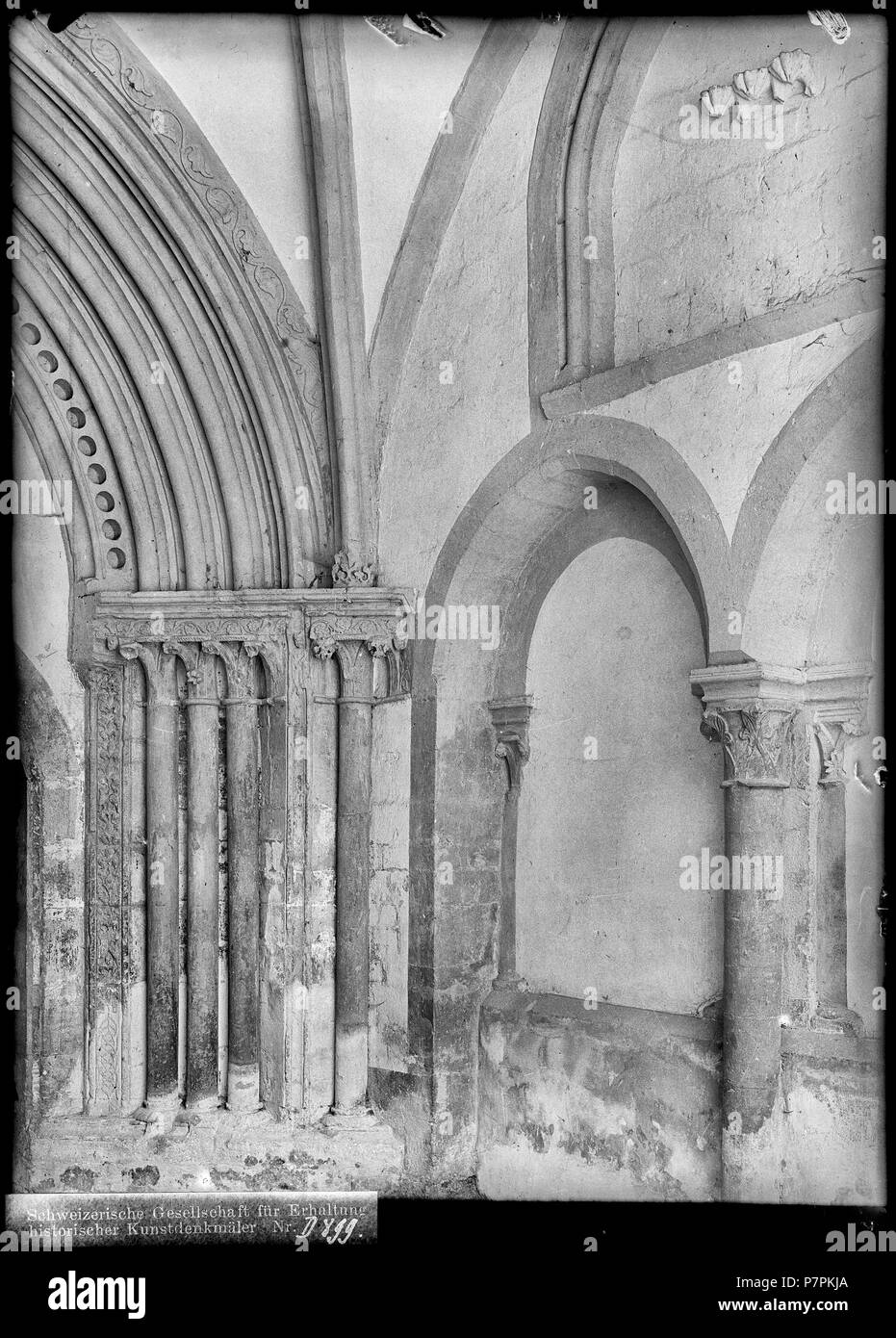 79 CH-NB - Romainmôtier, Abbatiale, Porche, vue partielle interna - La collezione Max van Berchem - EAD-7489 Foto Stock