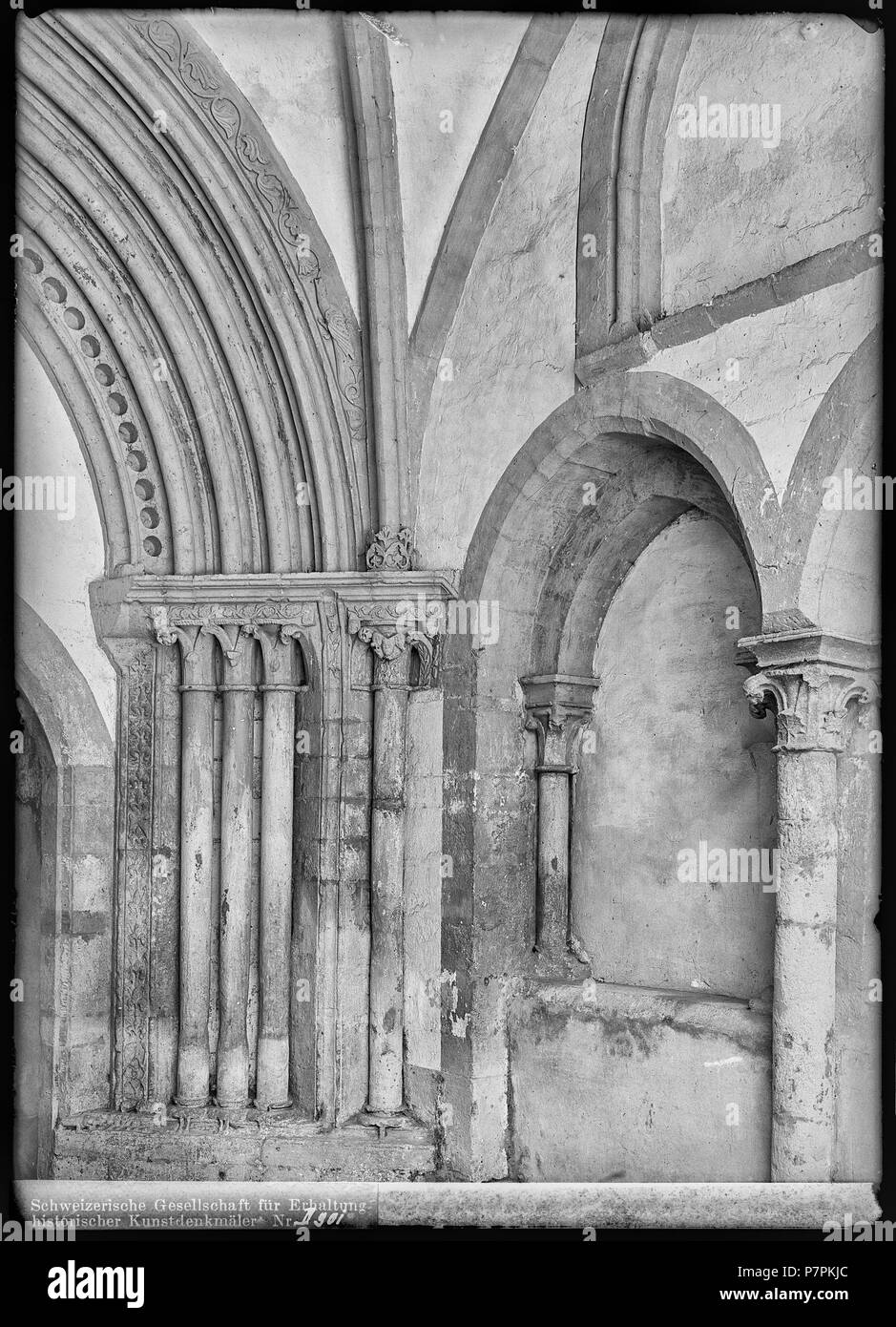 79 CH-NB - Romainmôtier, Abbatiale, Porche, vue partielle interna - La collezione Max van Berchem - EAD-7491 Foto Stock