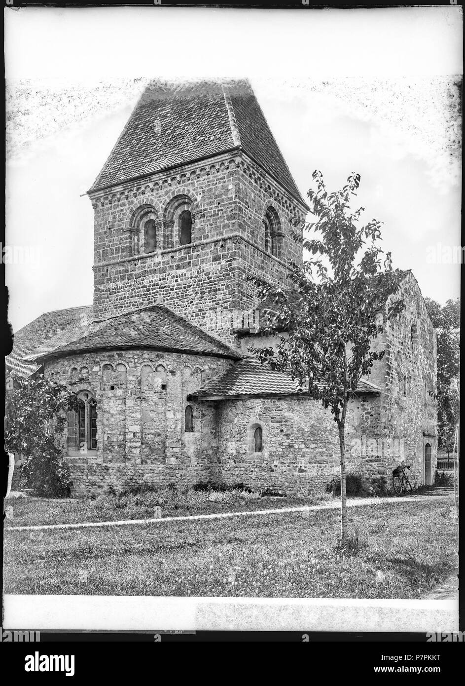 Saint-Sulpice (VD), Eglise, vue partielle; Vue partielle de l'église romane de Saint-Sulpice vue de l'est. 1899 80 CH-NB - Saint-Sulpice (VD), Eglise, vue partielle - Collezione Max van Berchem - EAD-7525 Foto Stock