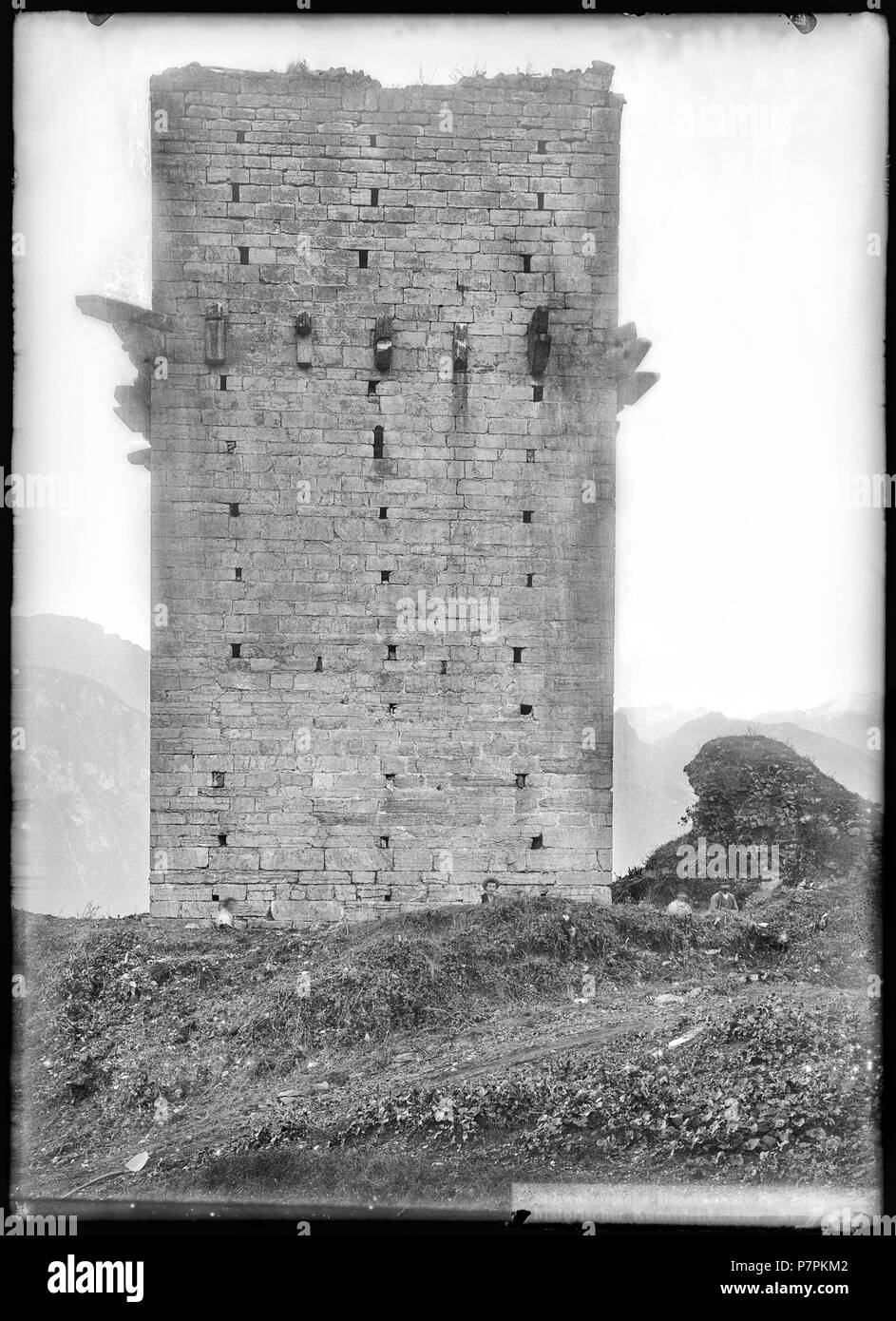 Saint-Triphon, Tour, vue d'ensemble; Vue d'ensemble de la Tour de St-Triphon sur la comune d'Ollon, vestigia du donjon d'onu ancien Château du XIIIe siècle, côté sud. 1899 80 CH-NB - Saint-Triphon, Tour, vue d'ensemble - Collezione Max van Berchem - EAD-7531 Foto Stock