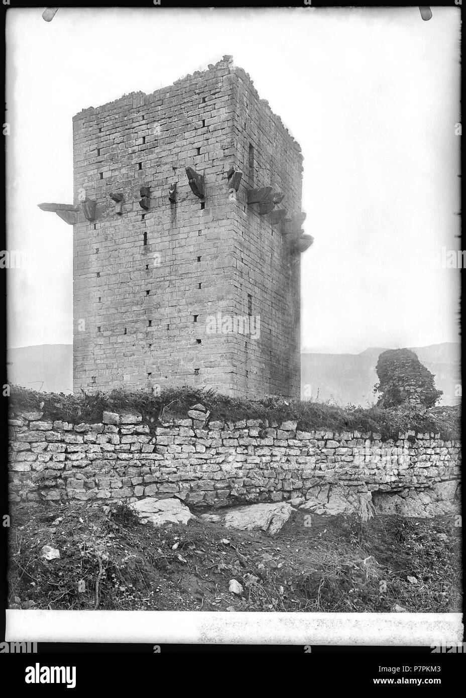 Saint-Triphon, Tour, vue d'ensemble; Vue d'ensemble de la Tour de St-Triphon sur la comune d'Ollon, vestigia du donjon d'onu ancien Château du XIIIe siècle. 1899 80 CH-NB - Saint-Triphon, Tour, vue d'ensemble - Collezione Max van Berchem - EAD-7532 Foto Stock