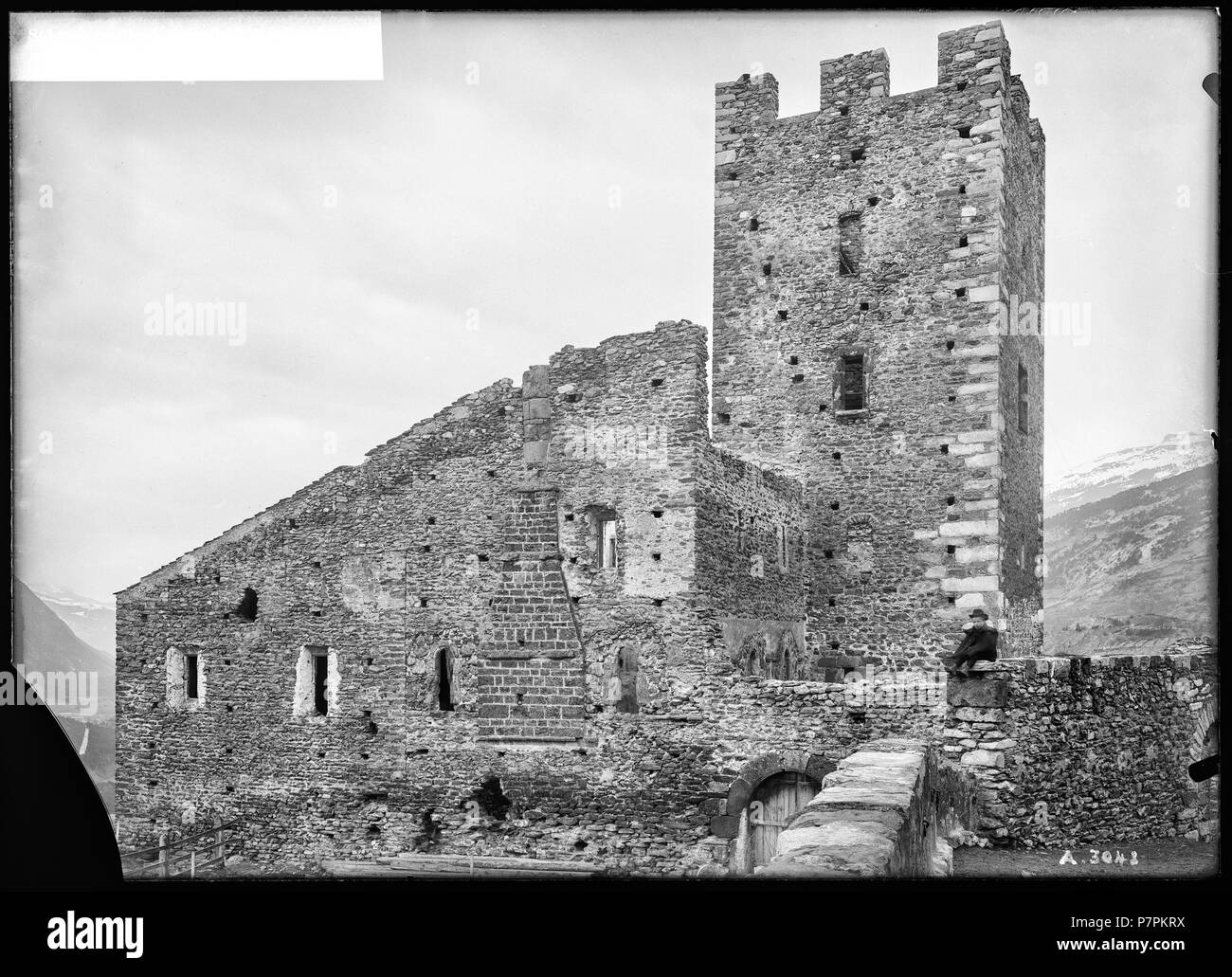 Leuk, Bischofsschloss, vue d'ensemble; Vue d'ensemble du château épiscopal, photo prise de l'est. 1902 74 CH-NB - Leuk, Bischofsschloss, vue d'ensemble - Collezione Max van Berchem - EAD-7615 Foto Stock