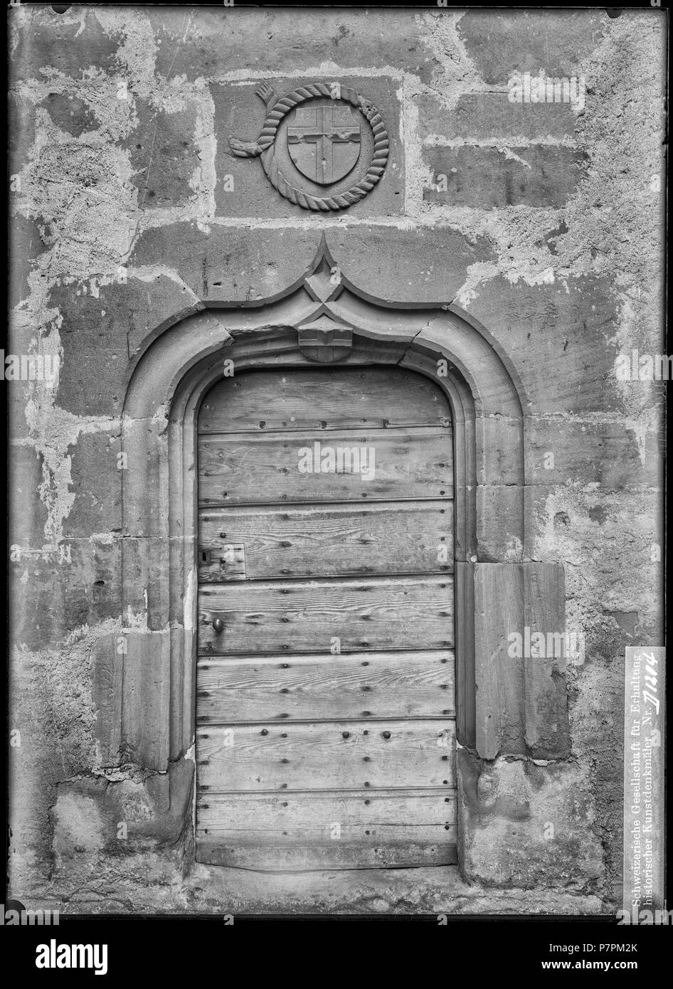 Confignon, Eglise, Porte, vue d'ensemble; Portail de la Chapelle de l'Église de Confignon, dans le canton de Genève. 1903 69 CH-NB - Confignon, Eglise, Porte, vue d'ensemble - Collezione Max van Berchem - EAD-8734 Foto Stock