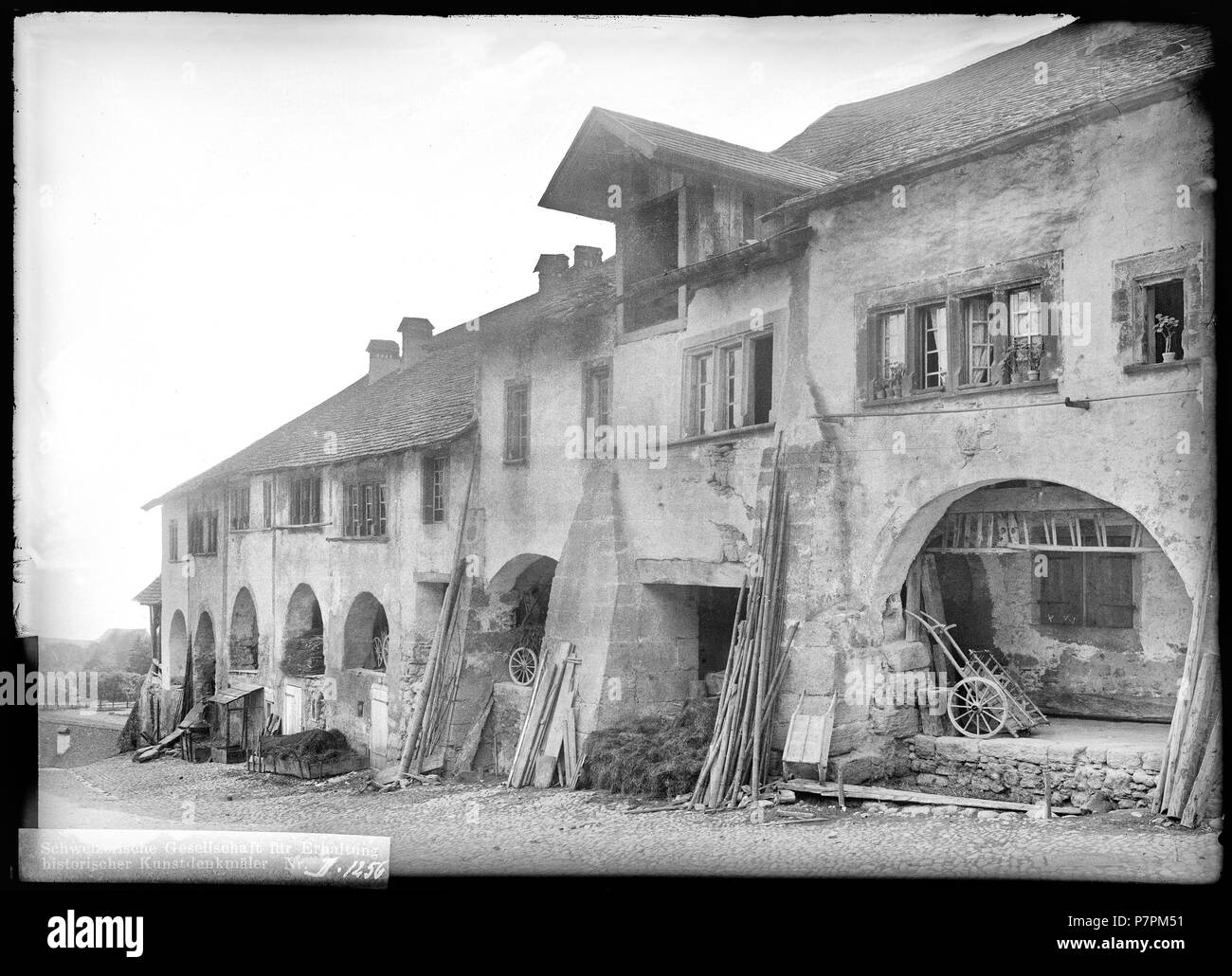 69 CH-NB - Erlach, Haus, vue partielle extérieure - Collezione Max van Berchem - EAD-8786 Foto Stock