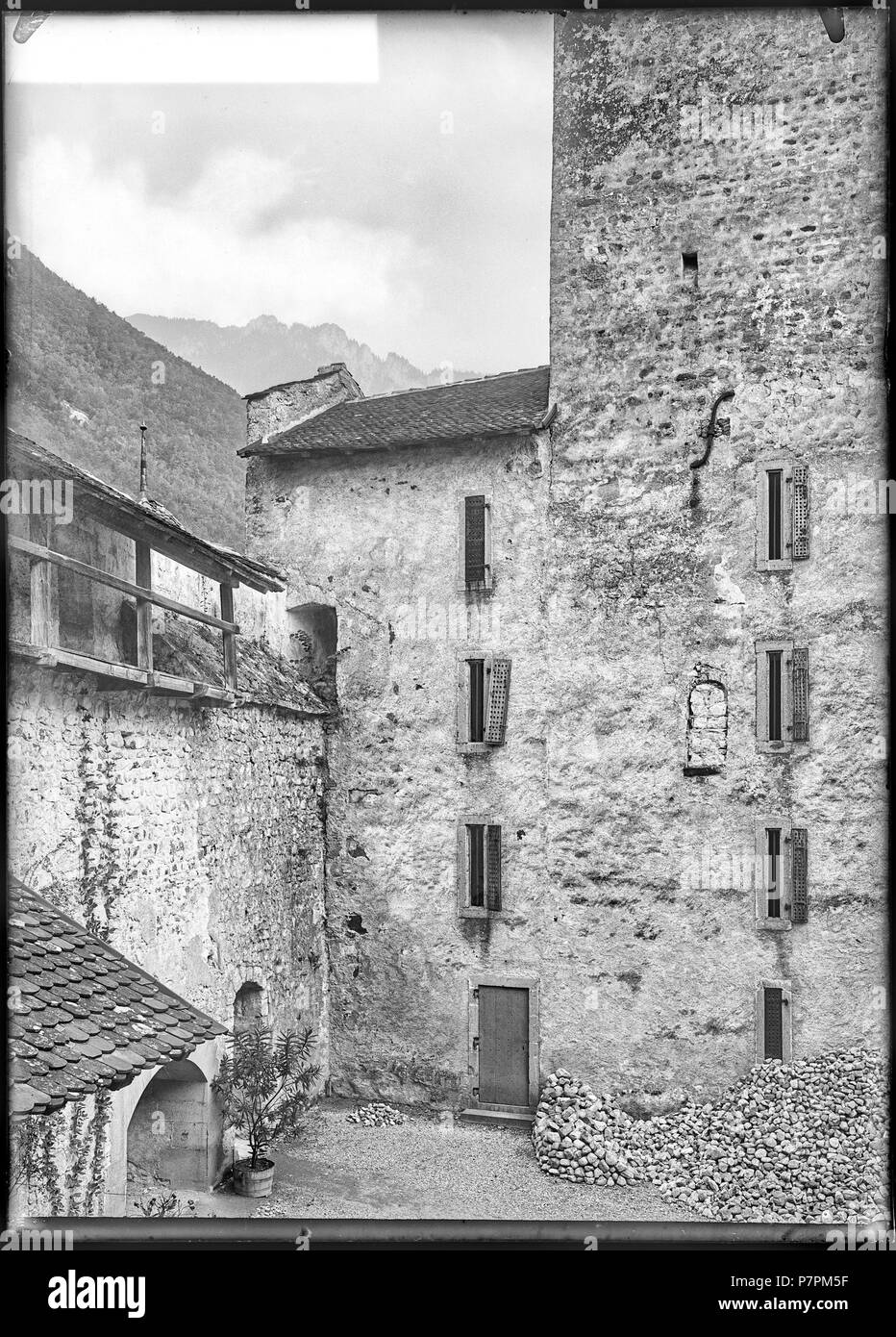69 CH-NB - Chillon, Château, Courtine interna, vue partielle - Collezione Max van Berchem - EAD-9381 Foto Stock