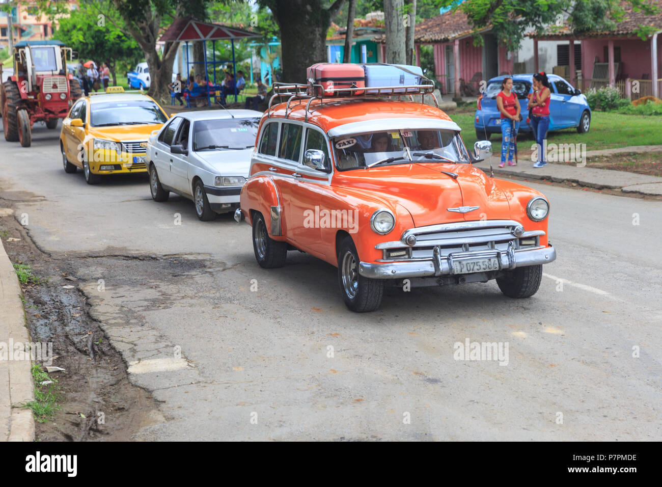 Traffico dietro un lento American classic car in Vinales, Pinar del Rio provincia, Cuba Foto Stock