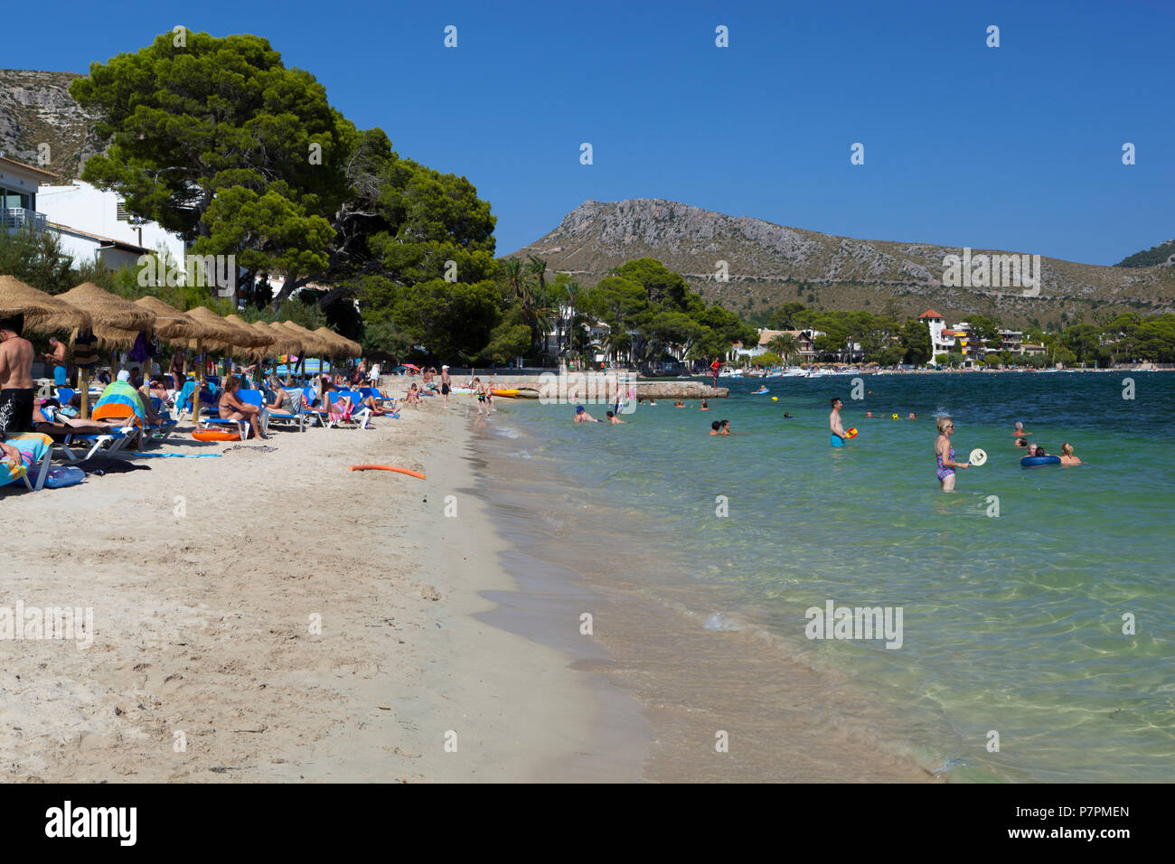Vista lungo la spiaggia di Port de Pollenca Foto Stock