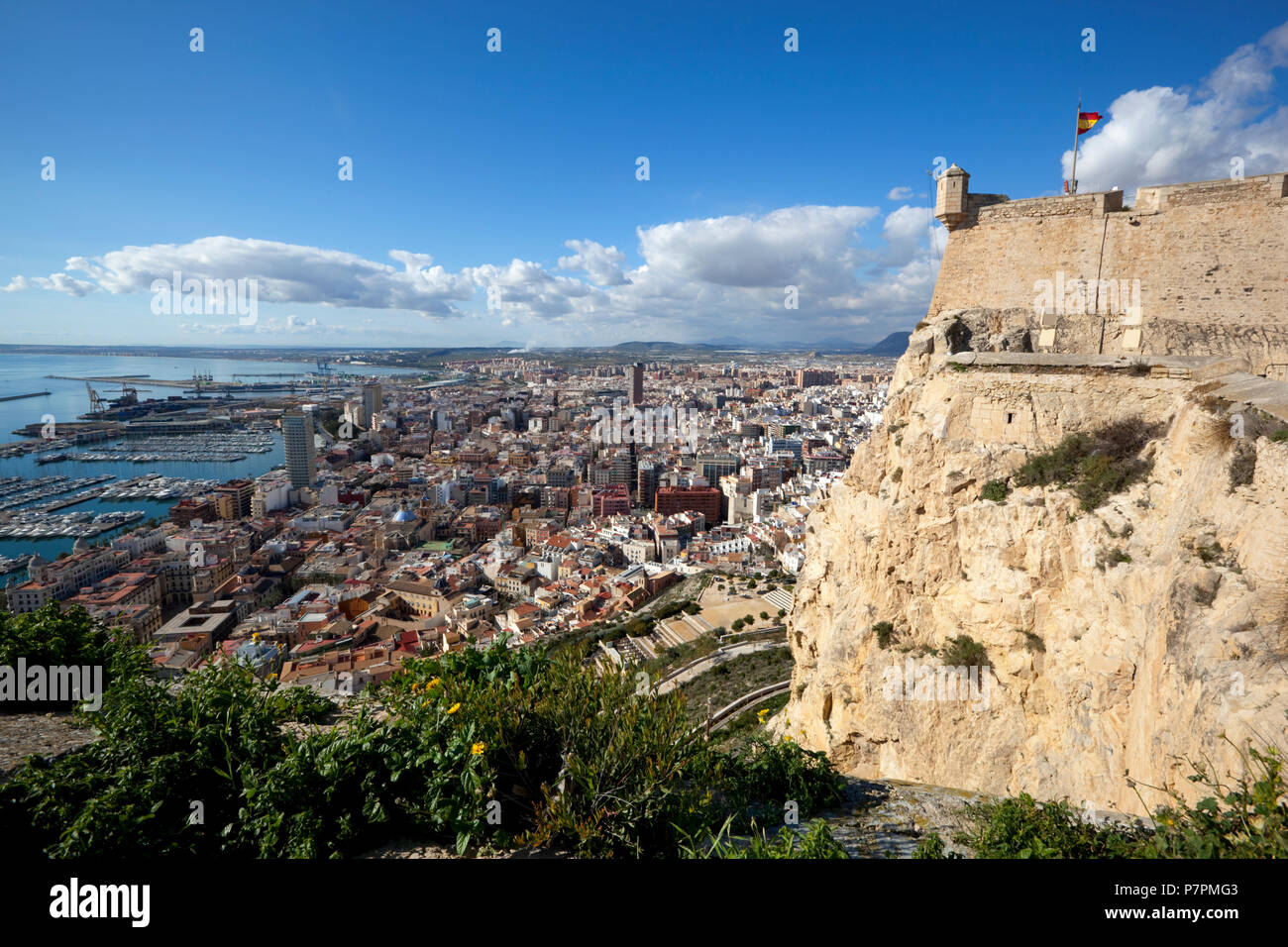 Vista sulla città di Alicante dalle mura del castello di Santa Barbara Foto Stock