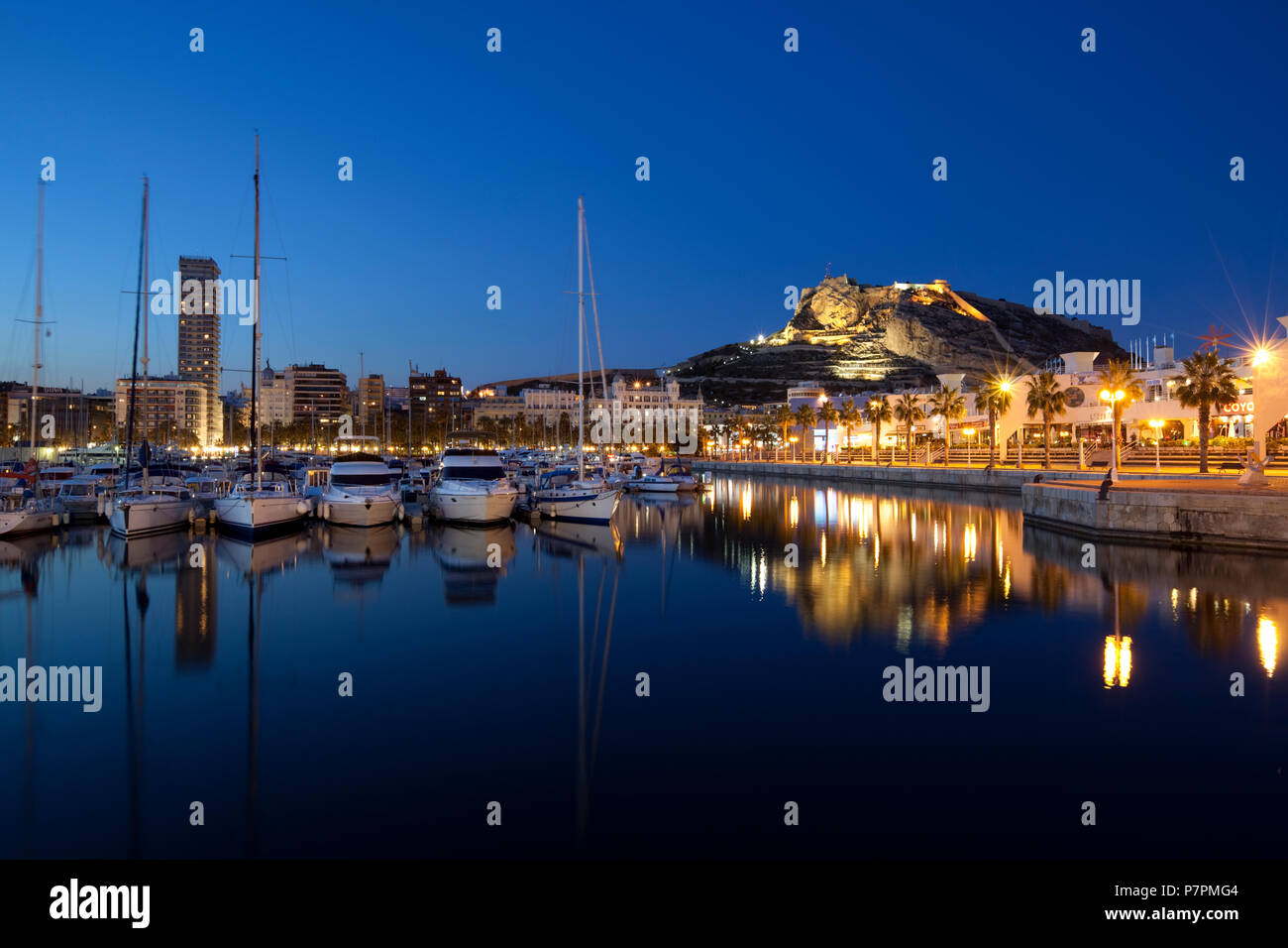 Vista notturna su marina per i riflettori del castello di Santa Barbara Foto Stock