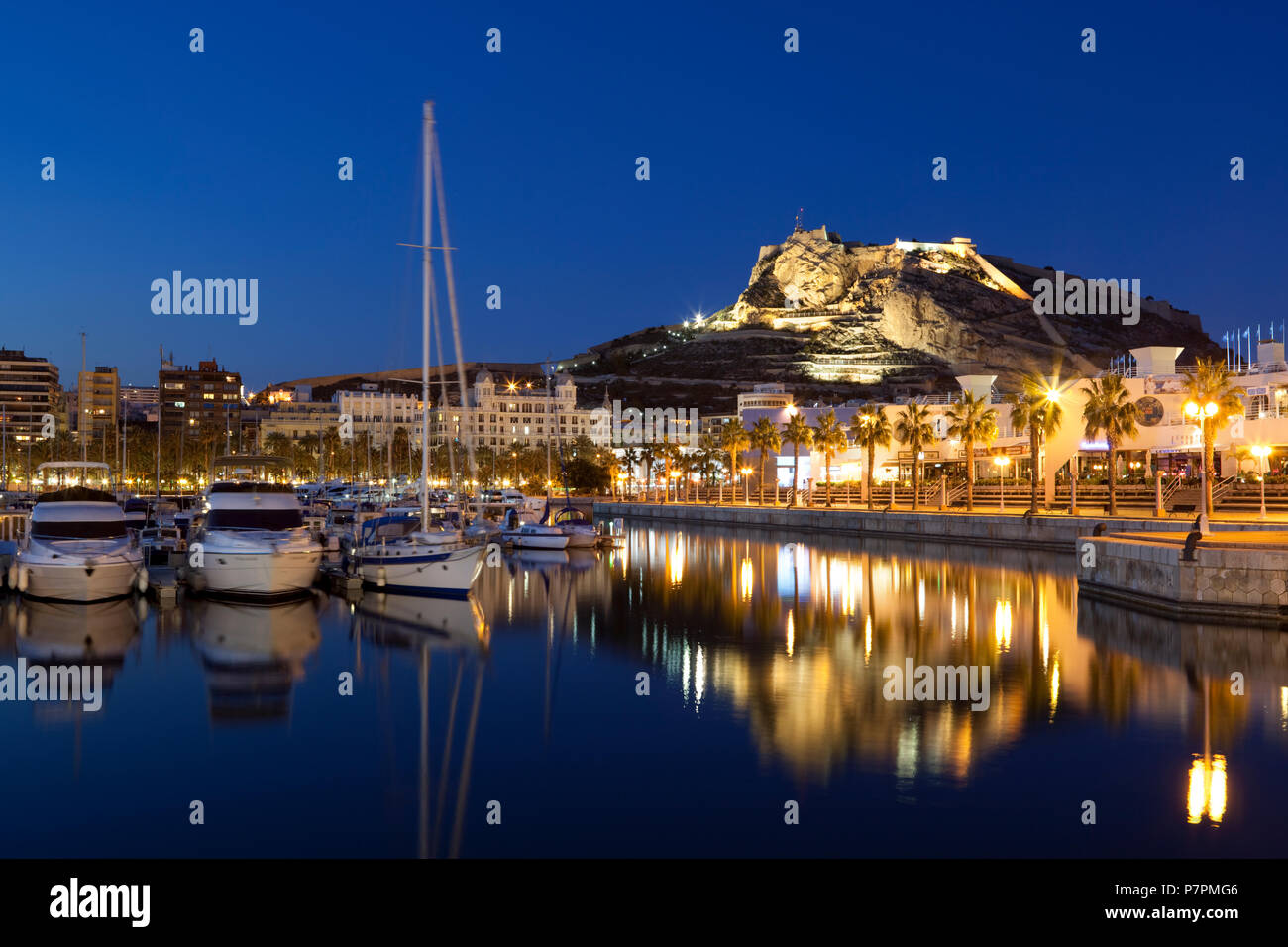 Vista notturna su marina per i riflettori del castello di Santa Barbara Foto Stock