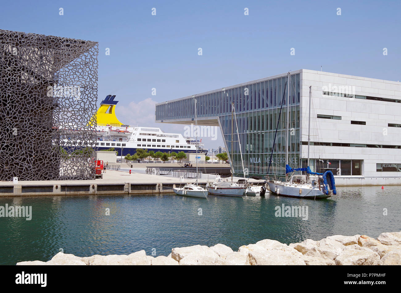 Marsiglia, MuCEM & Villa Méditerranée e MS Saga Pearl II, nave da crociera vista dal mare al di sotto della parete di Fort St Jean Foto Stock