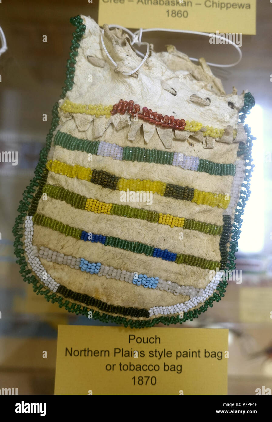 Inglese: Native American imbarcazioni presentano nel Museo Robbins, 17 Jackson Street, Middleborough, Massachusetts, STATI UNITI D'AMERICA. 16 luglio 2016, 11:05:52 319 sacca, vernice busta o sacchetto di tabacco, pianure del nord stile, 1870 - Robbins Museum - Middleborough, Massachusetts - DSC03918 Foto Stock