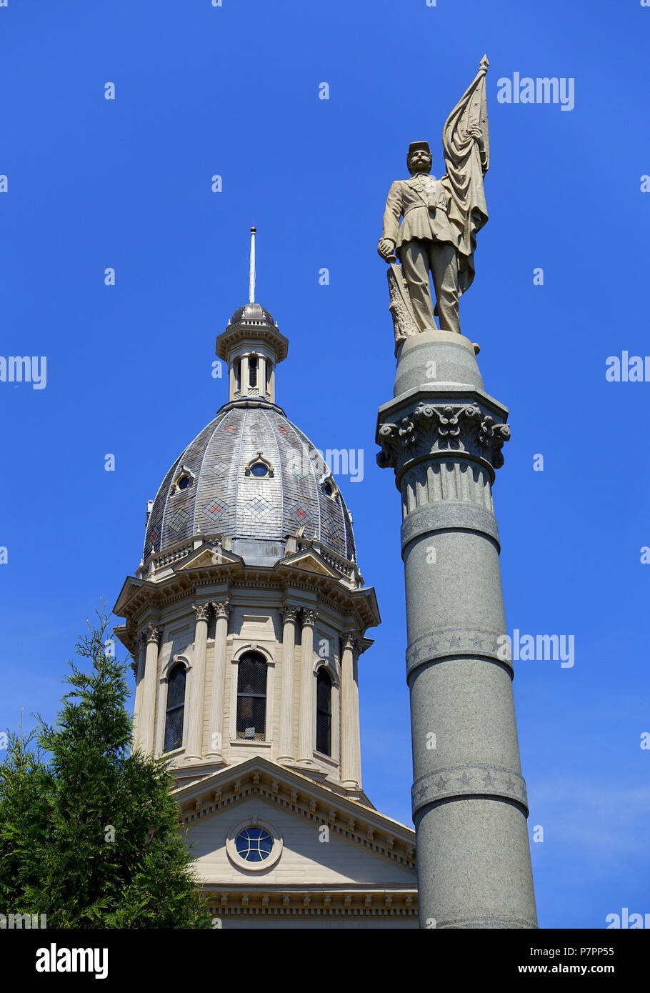 Inglese: guerra civile Memorial e la Town Hall - Middleborough, Massachusetts, STATI UNITI D'AMERICA. 16 luglio 2016, 11:21:55 92 Civil War Memorial e la Town Hall - Middleborough, Massachusetts - DSC03996 Foto Stock