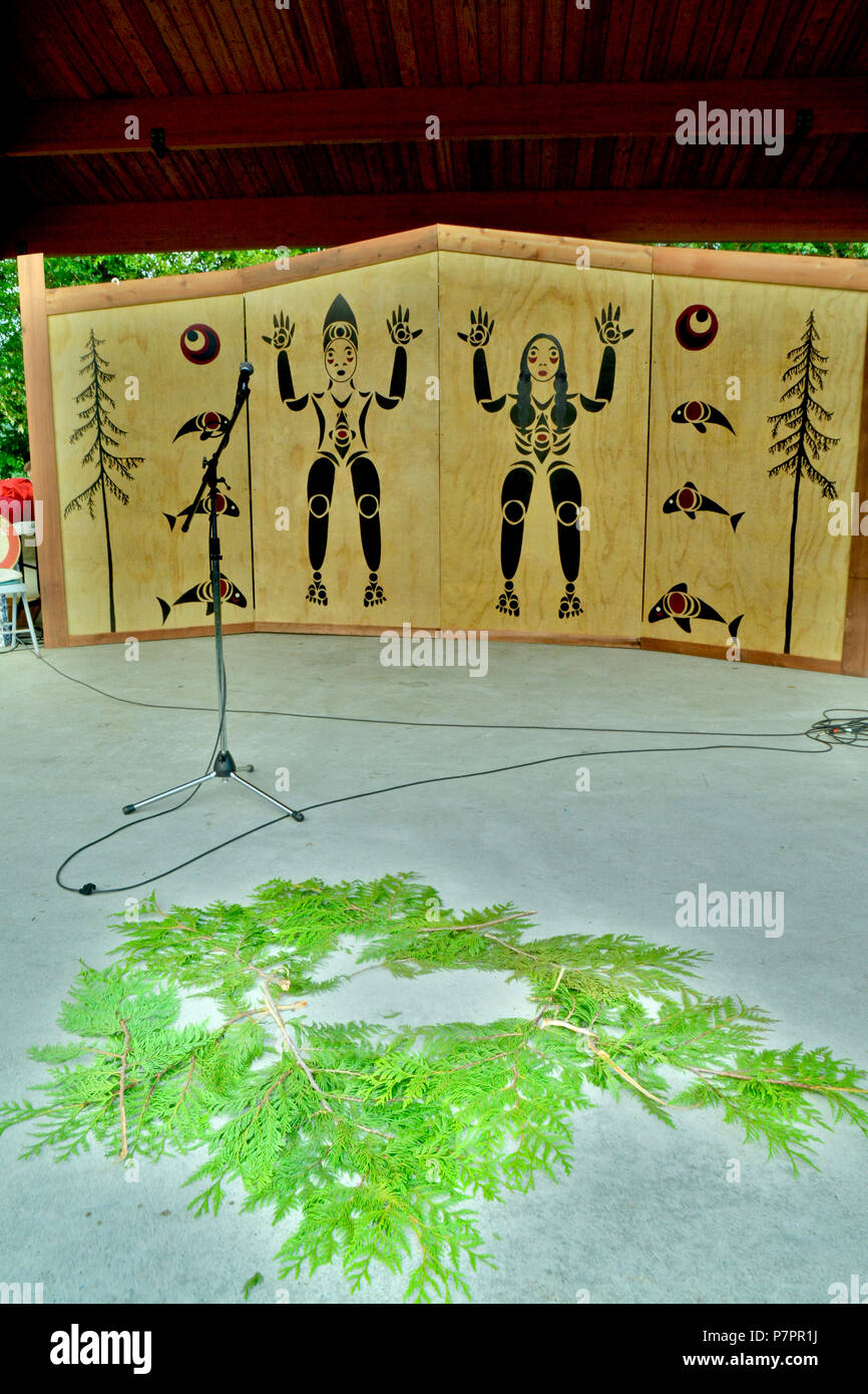 Archetti Fir sul palco vuoto aspetta la Nazionale di popolazioni indigene del giorno, 2018 cerimonie al PCT, Port Moody, BC Canada. James Harry nuovi totem svelato Foto Stock