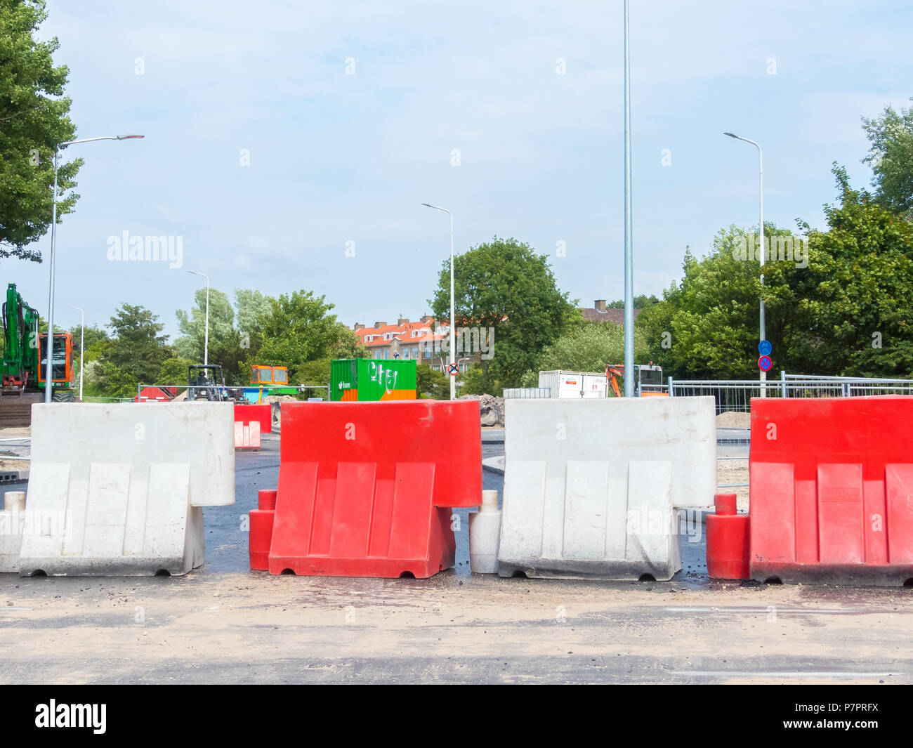 Barriere Di Sicurezza In Plastica Rosse E Bianche Immagini E Fotografie barriere-di-sicurezza-in-plastica-rosse-e-bianche-immagini-e-fotografie