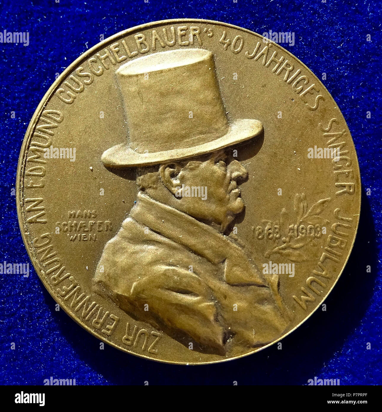Inglese: Art Nouveau Medal da Hans Schaefer di Edmund Guschelbauer, Vienna, Austria. Medaglione di bronzo d. = 44 mm. Guschelbauer, Edmund Viennese cantante country, 1839 Wien - 1912 Vienna, Austria. Ritratto di r. l. di linea 1: '1863 - 1903', intorno: 'ZUR ERINNERUNG AN EDMUND GUSCHELBAUER'S 40 JÄHRIGES SÄNGER JUBILAUM'/ 12 linee: 'WANN HO AUF D' NACHT IN'S WIRTSHAUS KOMM' IN MODO RENNT DER WIRT- DER KELLNER UM DIE GAEST' SCHREIN: SERVUS, ALTER SPATZ MACHT MIR UN JEDER GLEICH UN PLATZ I: DENN MICH KENNT ALT UND JUNG IN WIEN: IO HO: WEIL- mi-- ALTER DRAHRER BIN-A--- AUFDRAHRER BIN: I'. Wurzbach 3436; Fo Foto Stock