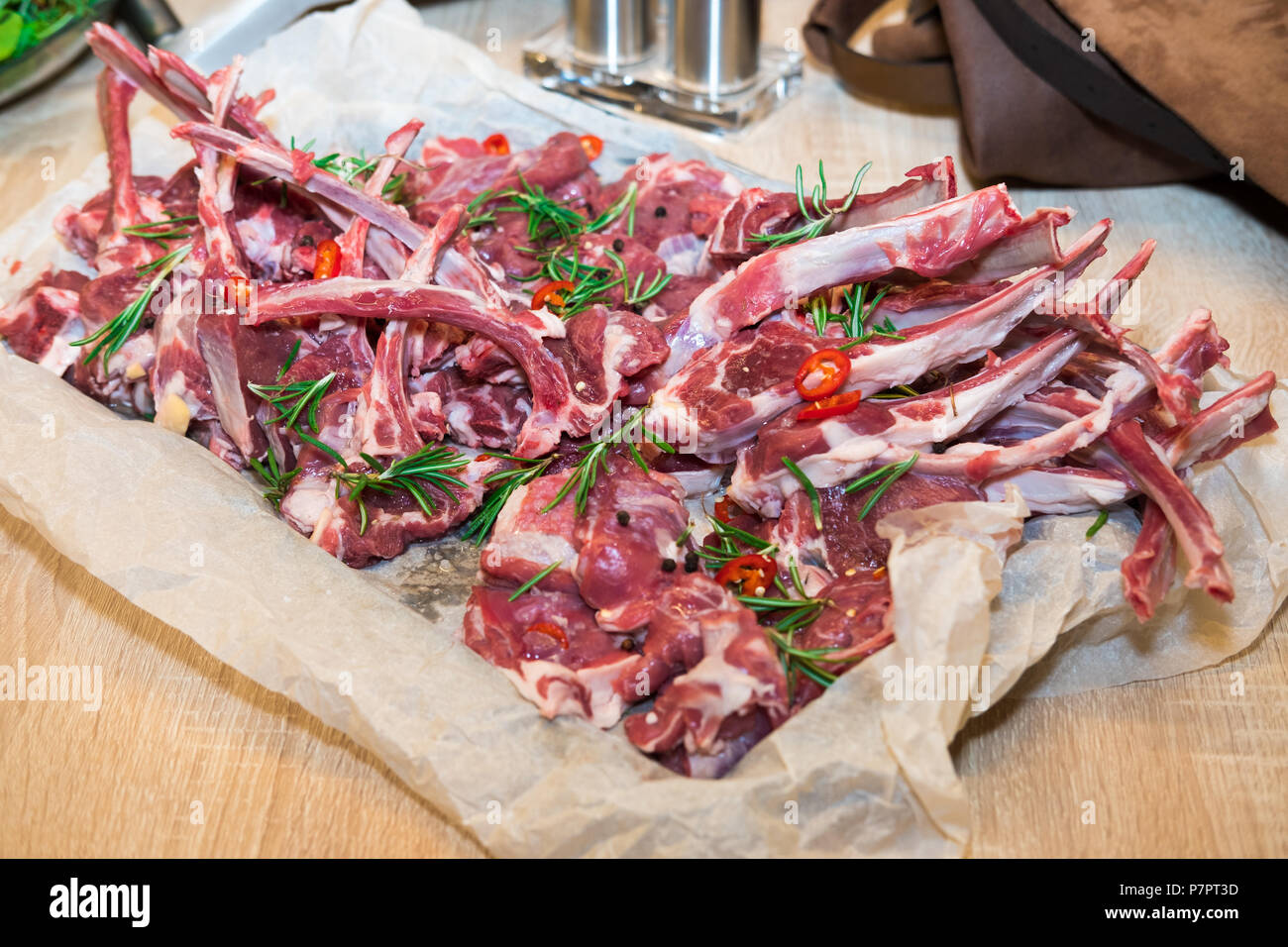 Carni di agnello sella sull'osso, carne con venature di grasso Foto Stock