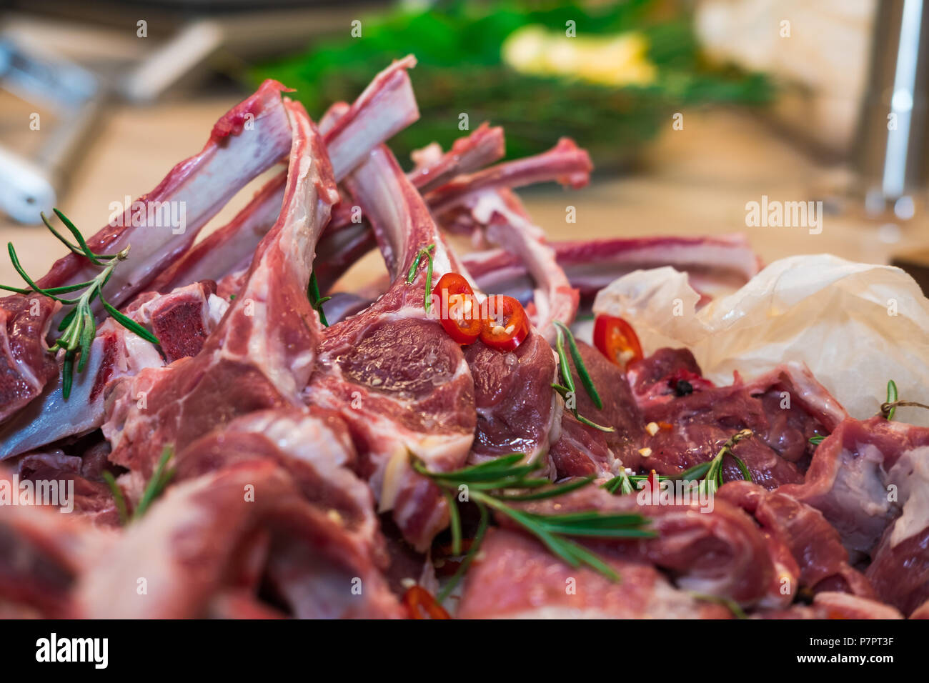 Carni di agnello sella sull'osso, carne con venature di grasso Foto Stock
