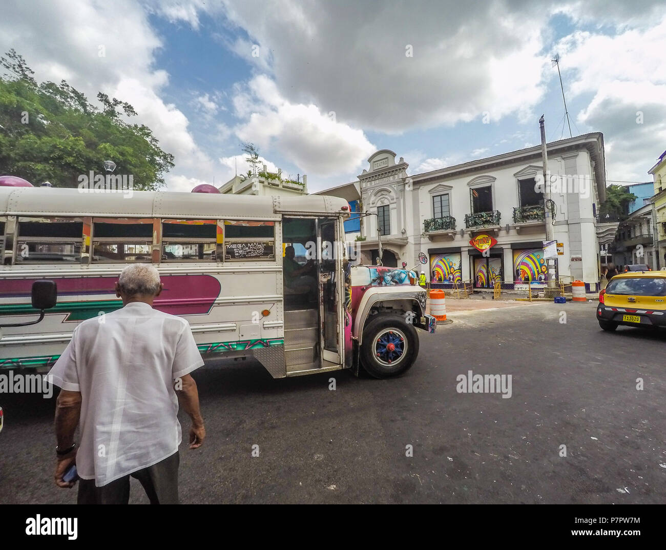Panama City, Panama - marzo 2018: uomo prendendo il bus tradizionale su strada nella città di Panama Foto Stock