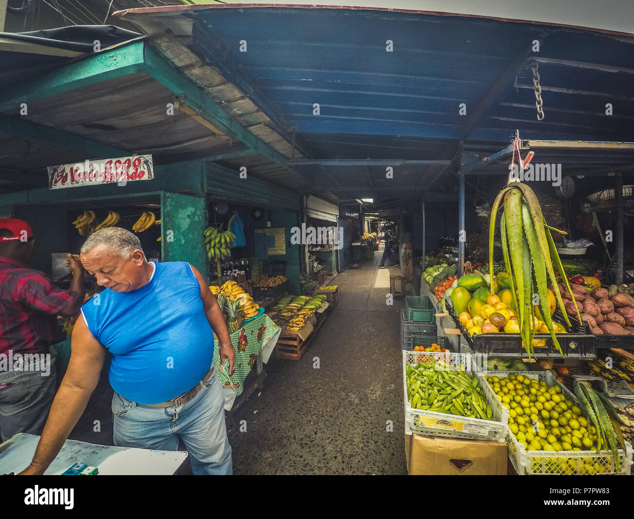 Panama City, Panama - marzo 2018: l'uomo a vegetali e mercato della frutta stand al mercato alimentare sulla strada della città di Panama Foto Stock
