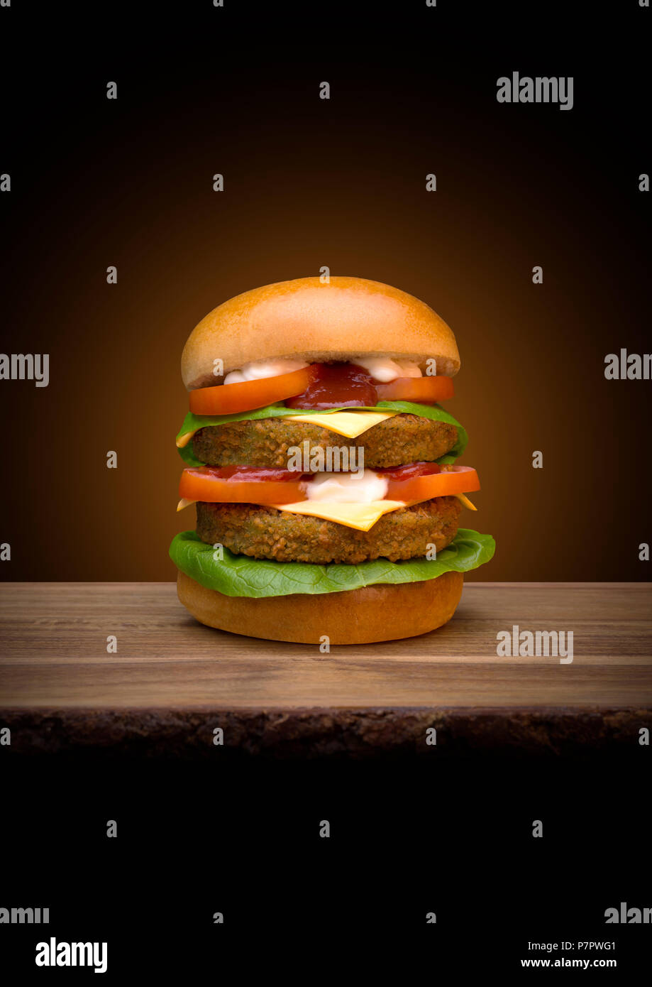 Poster pubblicitario doppio smacco burger contro uno sfondo nero Foto Stock