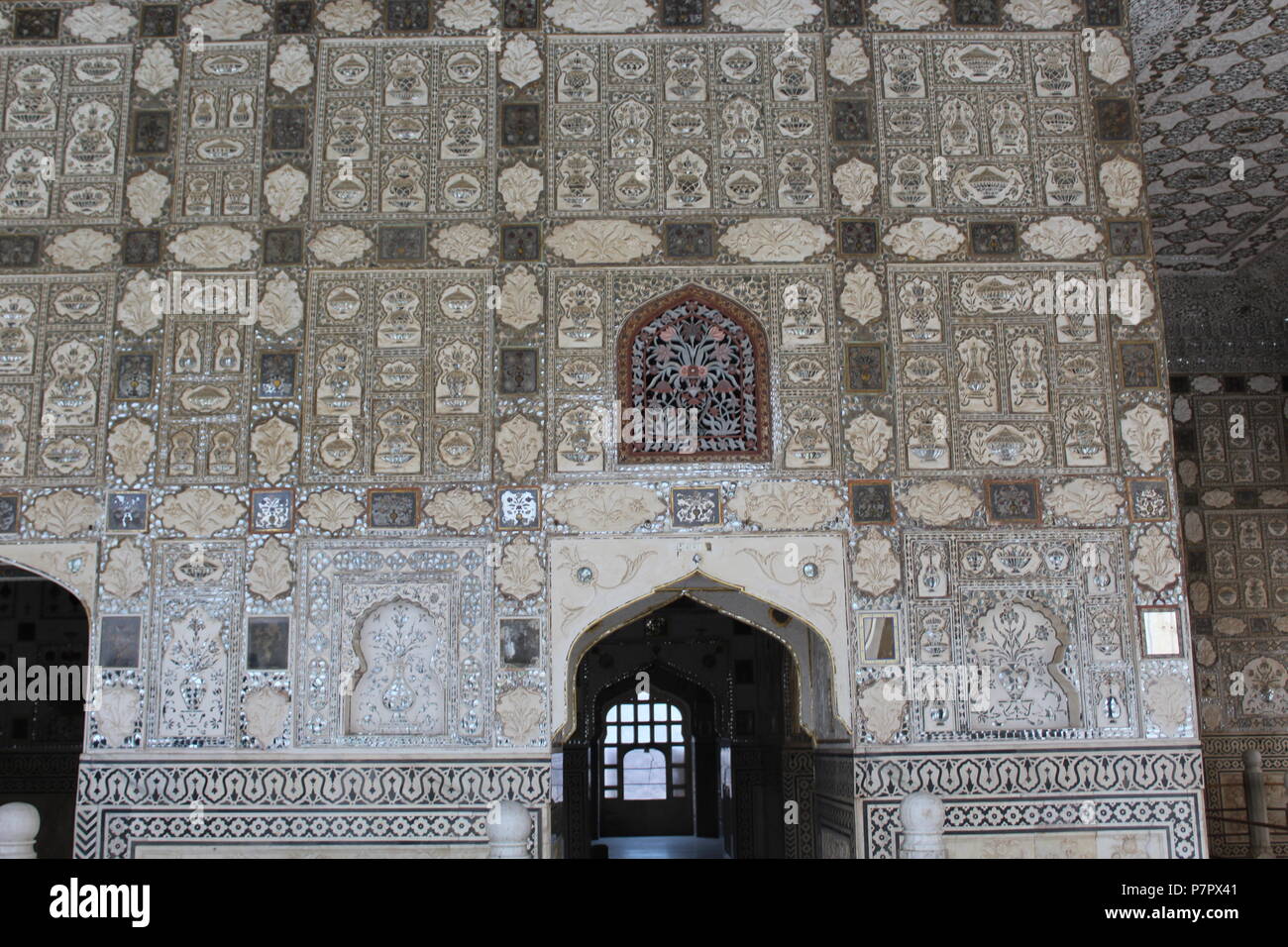 Sheesh Mahal e noto anche come specchio palace è il capolavoro di architettura costruita con bellissime pietre preziose e vetro. Foto Stock