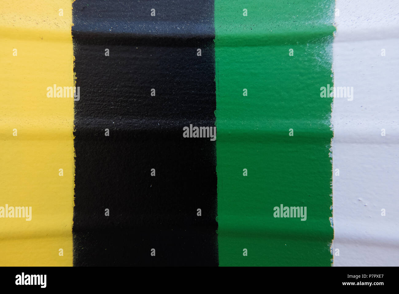 Metallica di serranda dipinta di giallo, nero, verde e bianco. Foto Stock