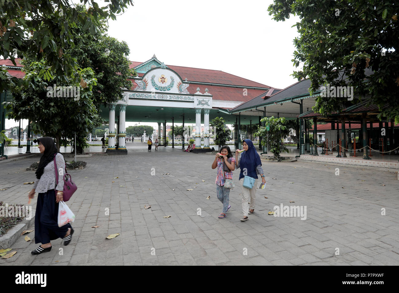 Jogjakarta, Indonesia - 22 Giugno 2018: Due ragazze mangiare fette di cocomero passeggiando attraverso il Palazzo del Sultano complesso in Jogjakarta Foto Stock